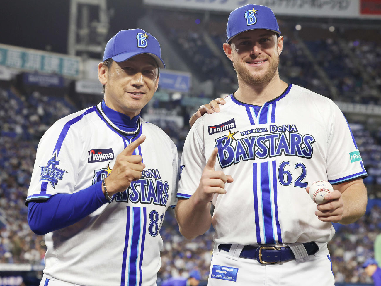 DeNA対オリックス　初勝利を挙げDeNA三浦監督（左）と記念撮影するウィック（撮影・宮地輝）