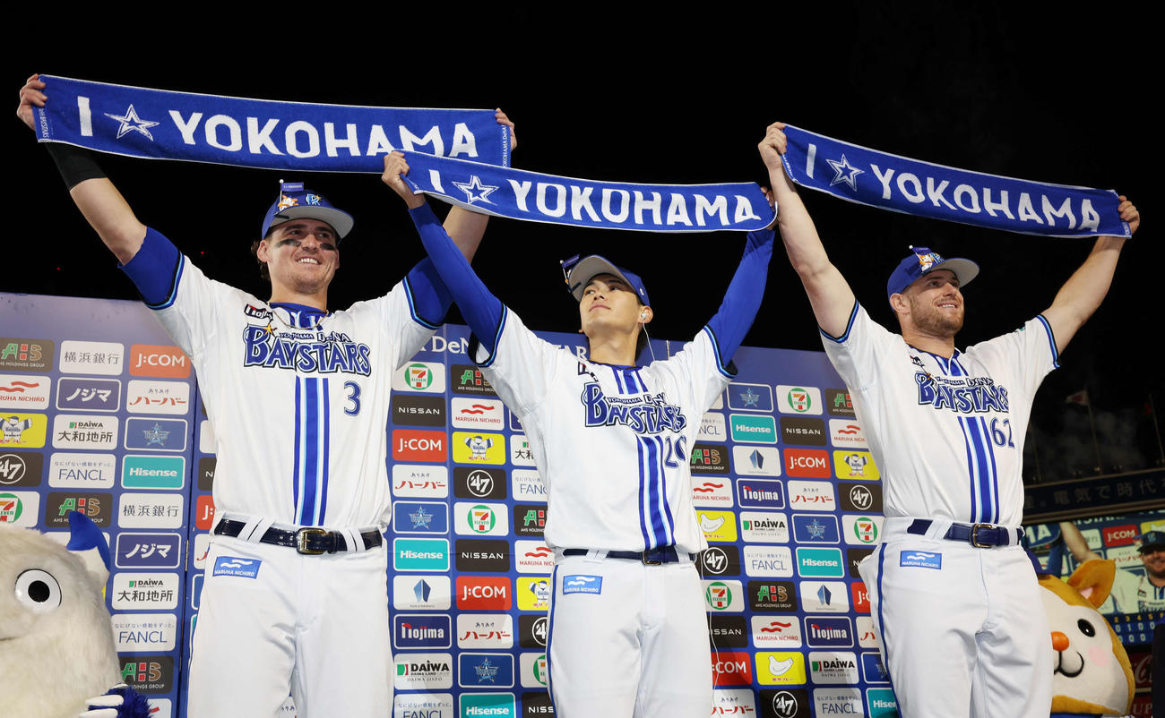 DeNA対オリックス　笑顔でタオルを掲げる、左からDeNAオースティン、坂本、ウィック（撮影・宮地輝）