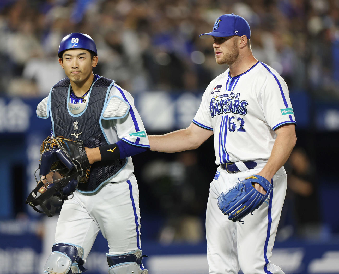DeNA対オリックス　7回表を無失点に抑えDeNA山本（左）の背中をたたくウィック（撮影・宮地輝）