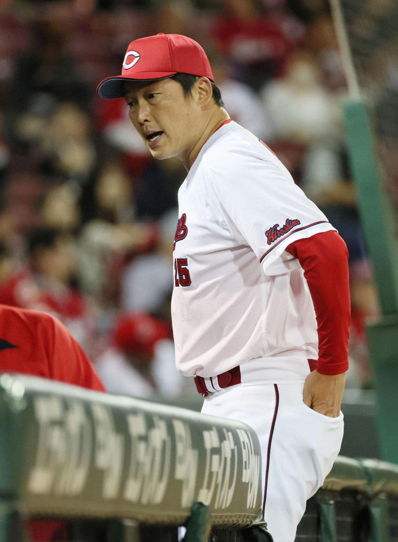 広島対日本ハム　7回裏終了時、投手交代を告げる新井監督（撮影・加藤孝規）
