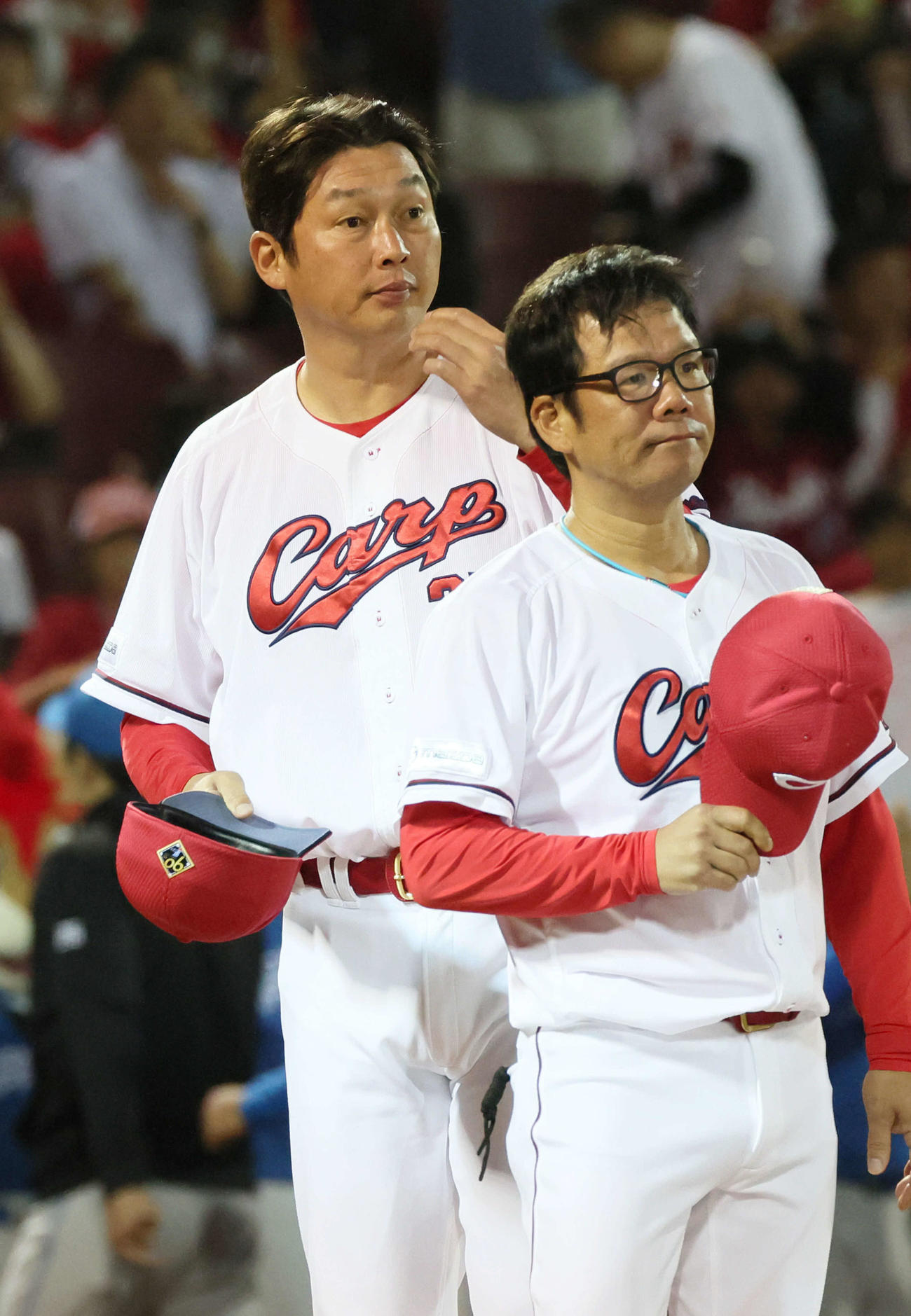 広島対日本ハム　敗れた新井監督。右は藤井ヘッドコーチ（撮影・加藤孝規）