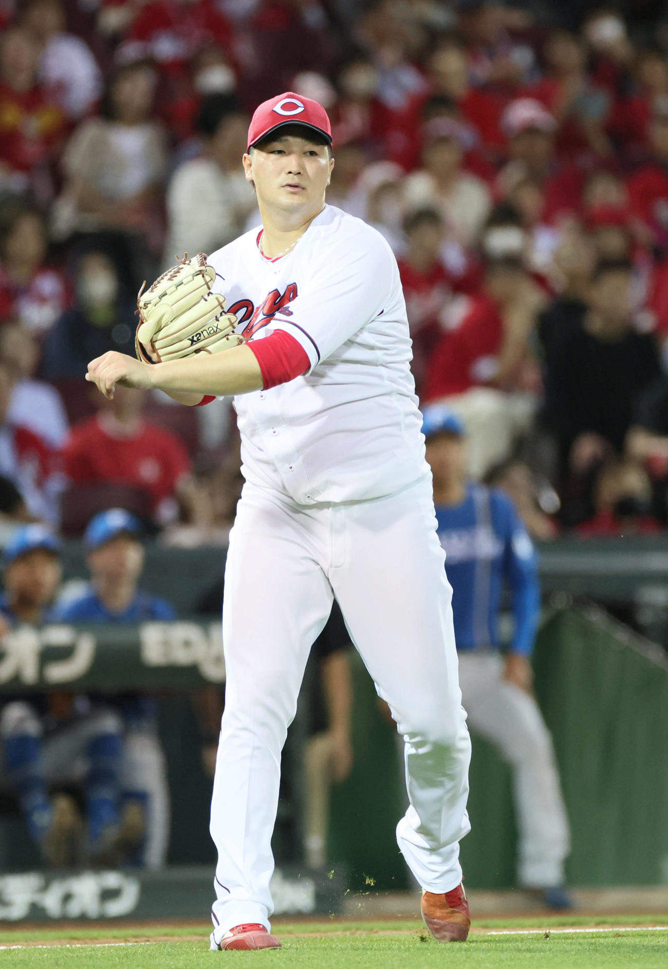 広島対日本ハム　6回表日本ハム無死一、二塁、水野のバント打球を一塁に悪送球する床田（撮影・加藤孝規）