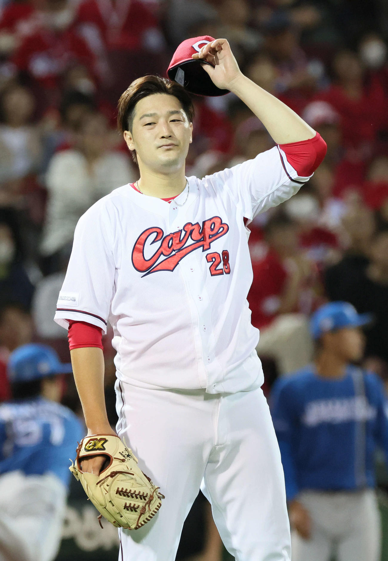 広島対日本ハム　6回表日本ハム無死一、二塁、水野の送りバントで一塁に悪送球する床田（撮影・加藤孝規）