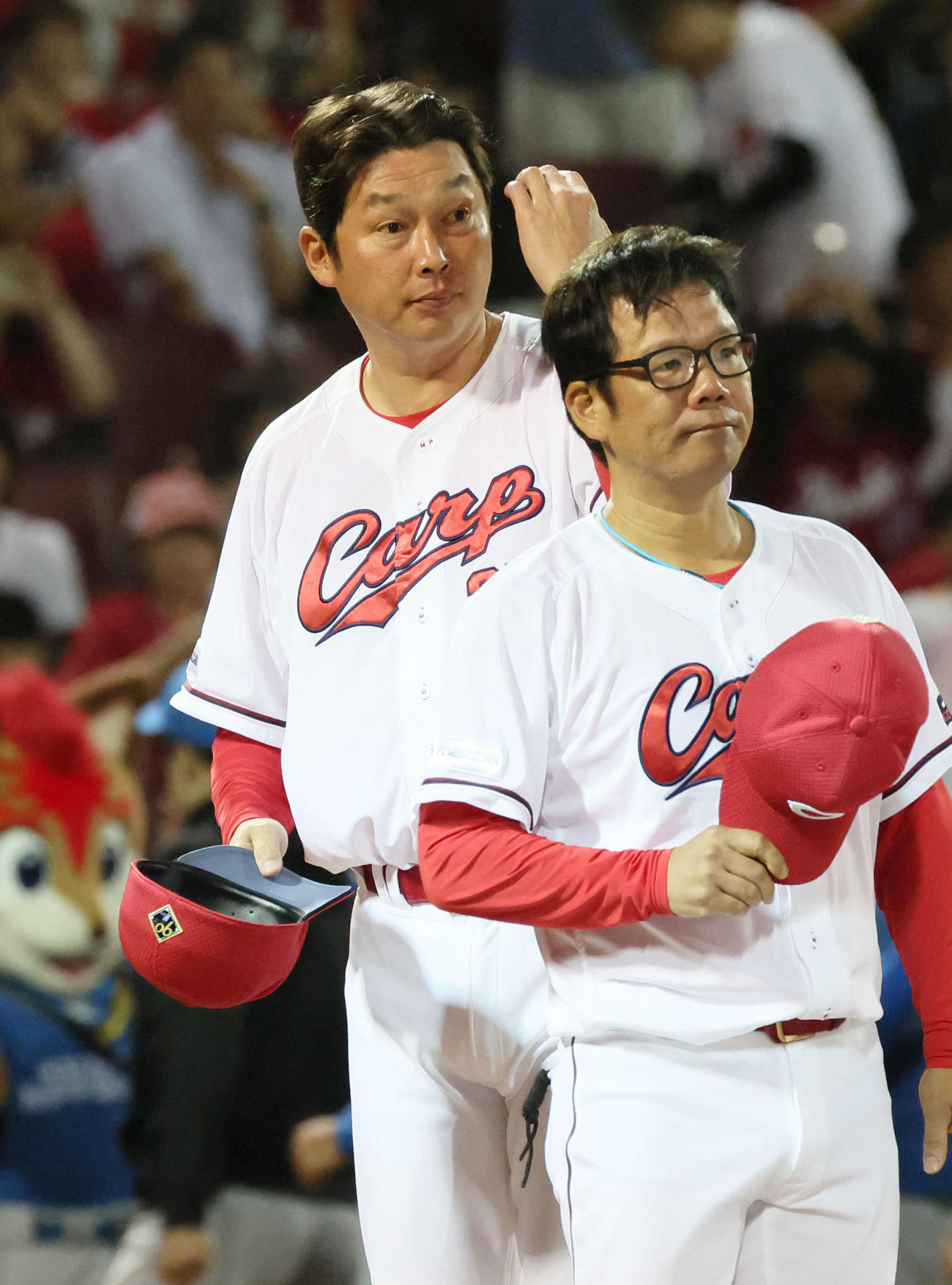 広島対日本ハム　敗れた新井監督。右は藤井ヘッドコーチ（撮影・加藤孝規）
