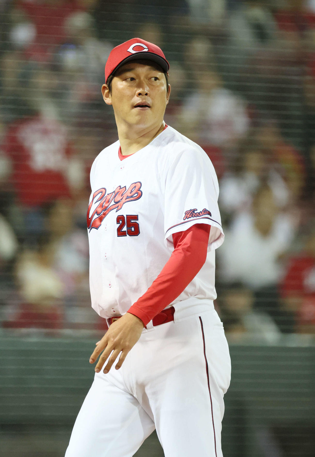 広島対日本ハム　7回裏終了時、投手交代を告げる新井監督（撮影・加藤孝規）