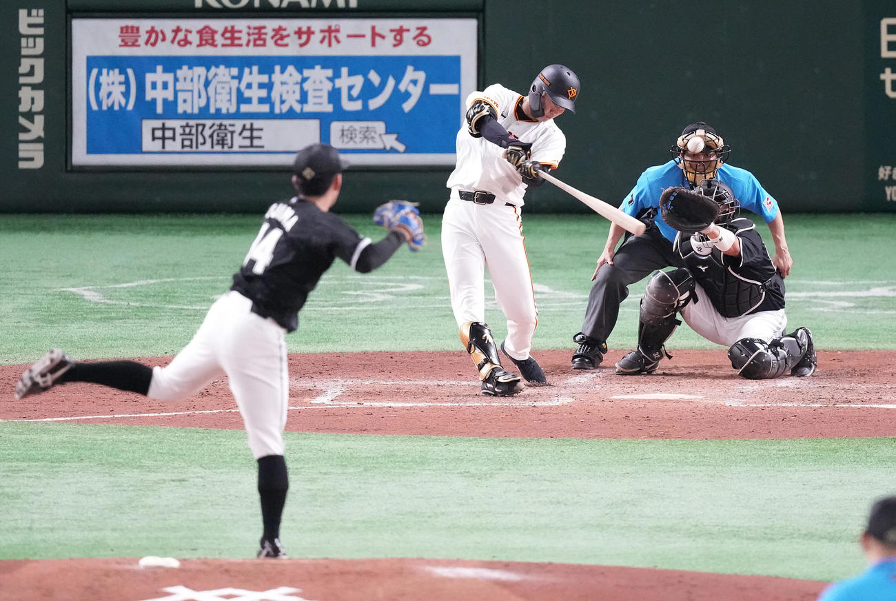 巨人対ロッテ　3回裏巨人無死満塁、左前適時打を放つ山崎伊。投手小島（撮影・鈴木みどり）