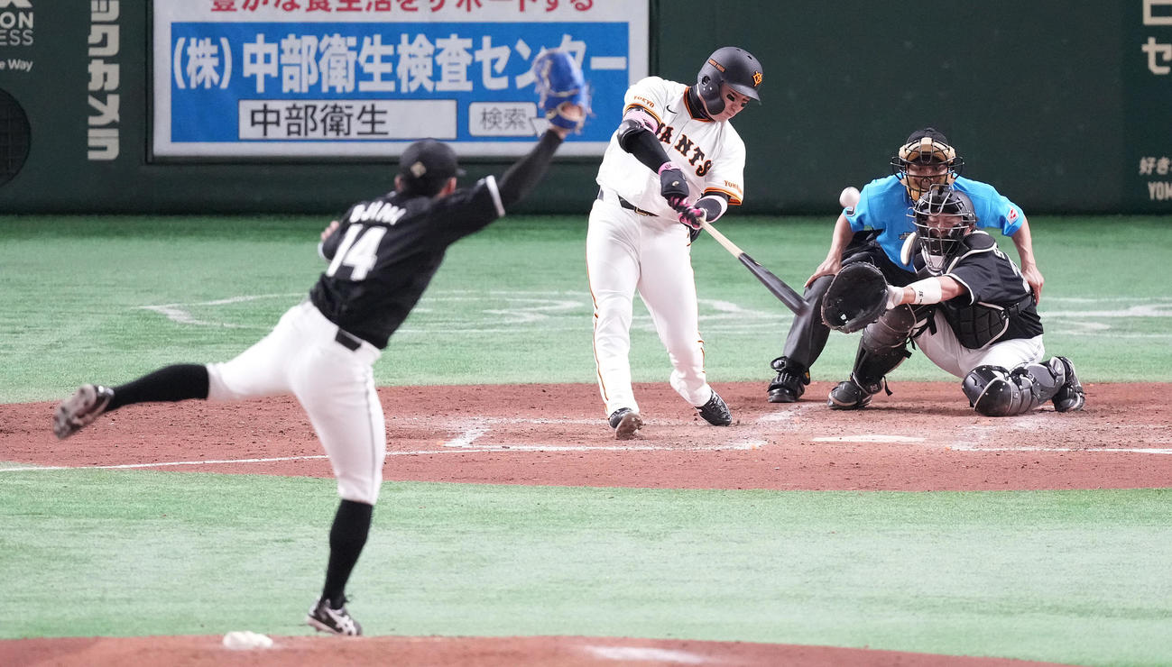 巨人対ロッテ　3回裏巨人無死満塁、2点適時打を放つ丸。投手小島（撮影・鈴木みどり）