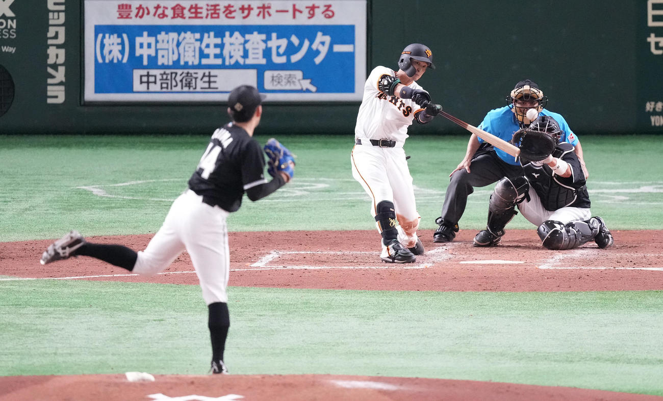 巨人対ロッテ　3回裏巨人無死一塁、左前打を放つ吉川。投手小島（撮影・鈴木みどり）
