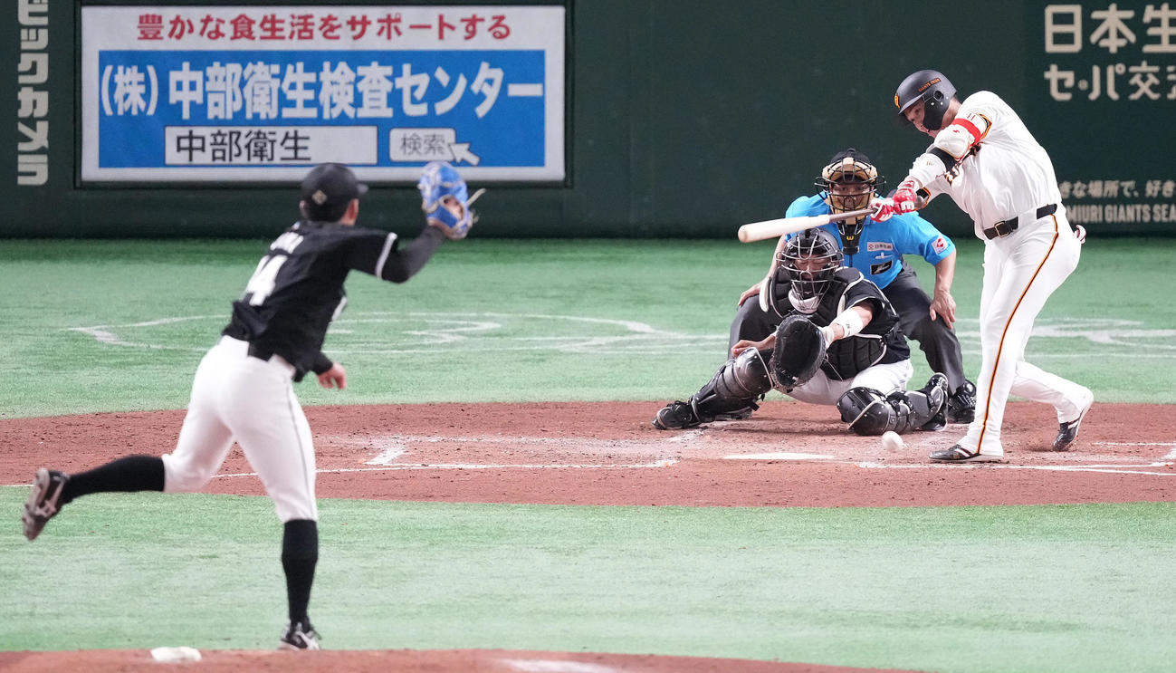 巨人対ロッテ　3回裏巨人無死一、二塁、内野安打を放つ坂本。投手小島（撮影・鈴木みどり）