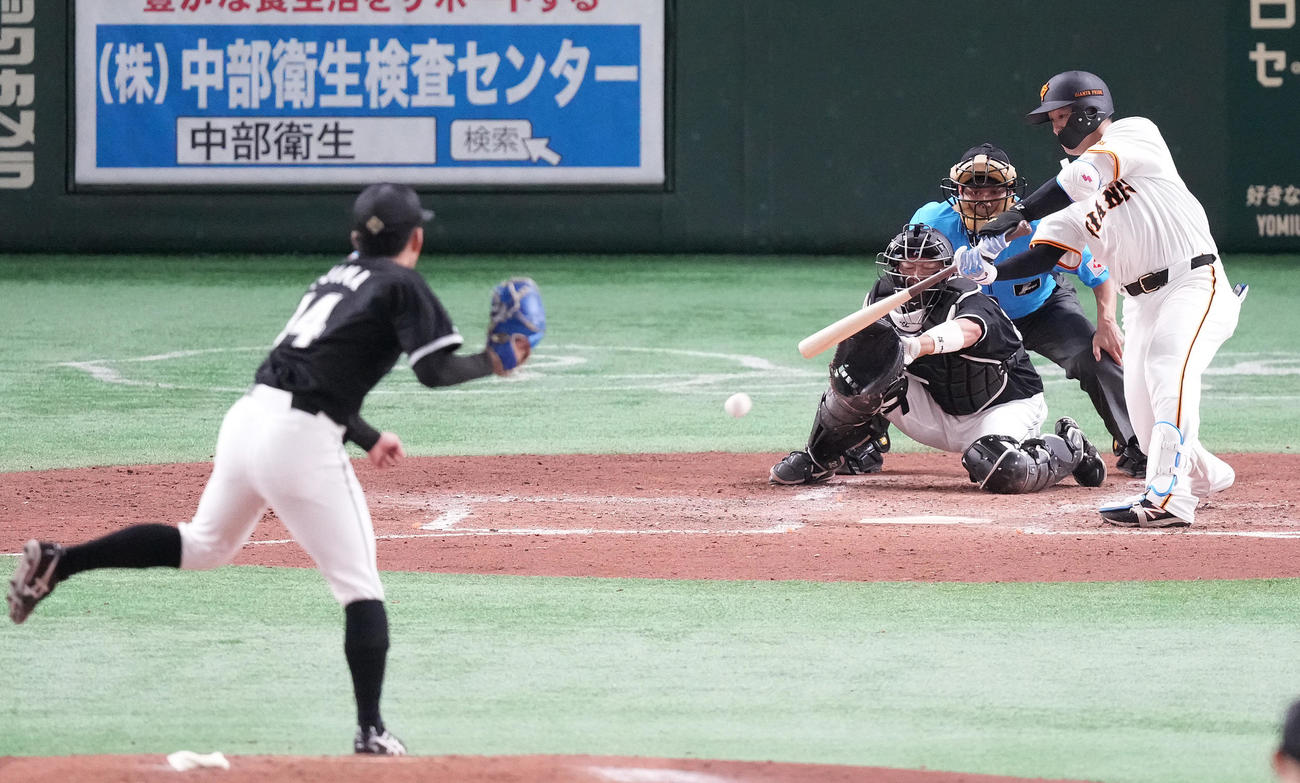 巨人対ロッテ　3回裏巨人無死満塁、右前適時打を放つ岸田。投手小島（撮影・鈴木みどり）