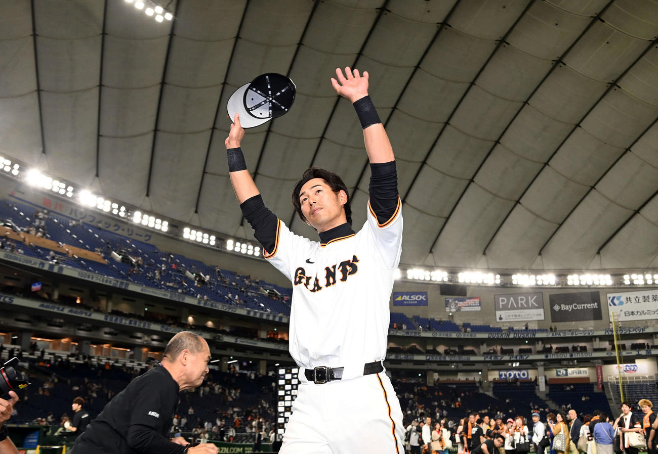 巨人対ロッテ　ロッテに勝利しファンの声援に応える巨人立岡（撮影・たえ見朱実）
