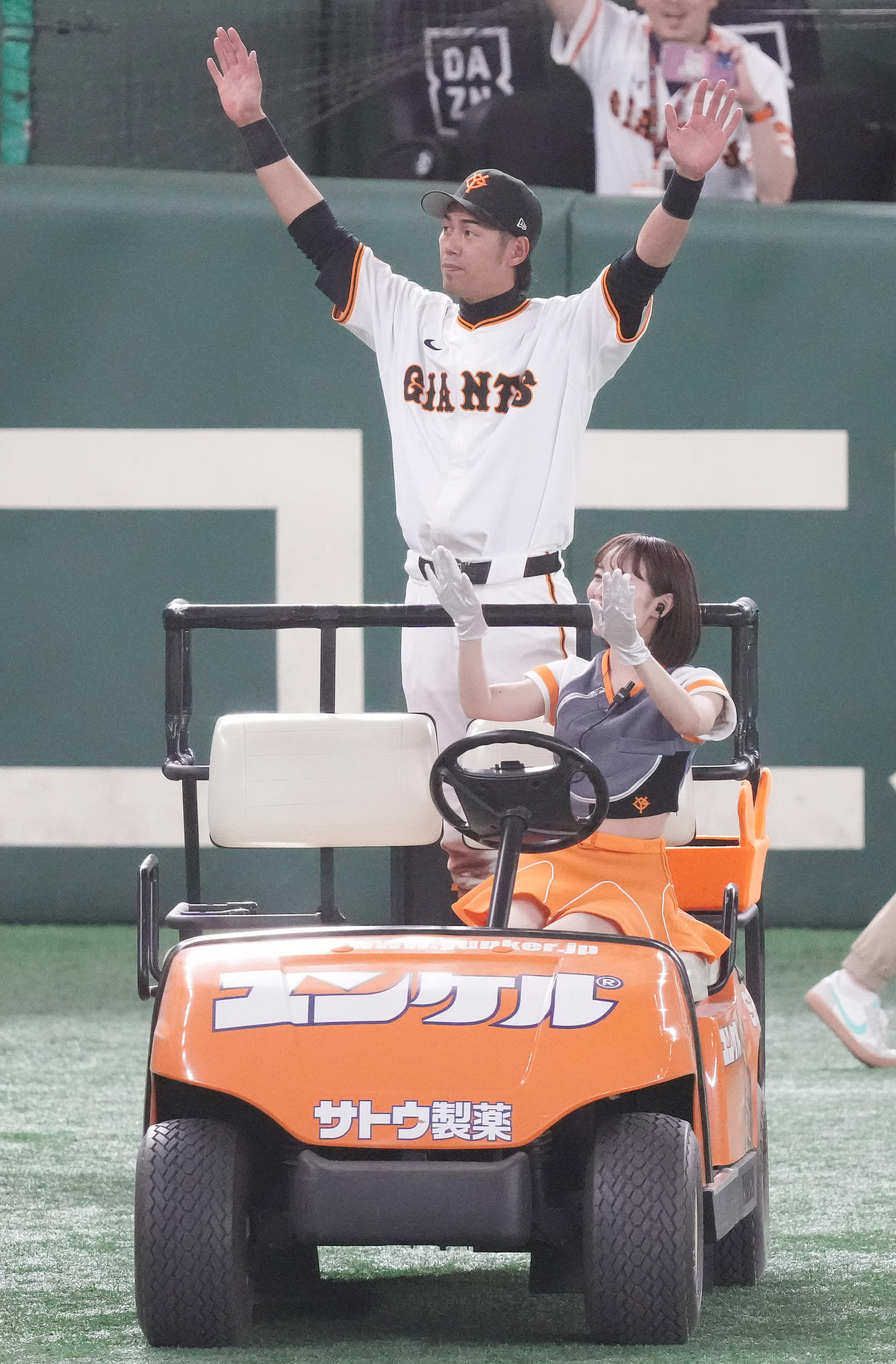 巨人対ロッテ　ファンと一緒にバンザイする巨人立岡（撮影・鈴木みどり）