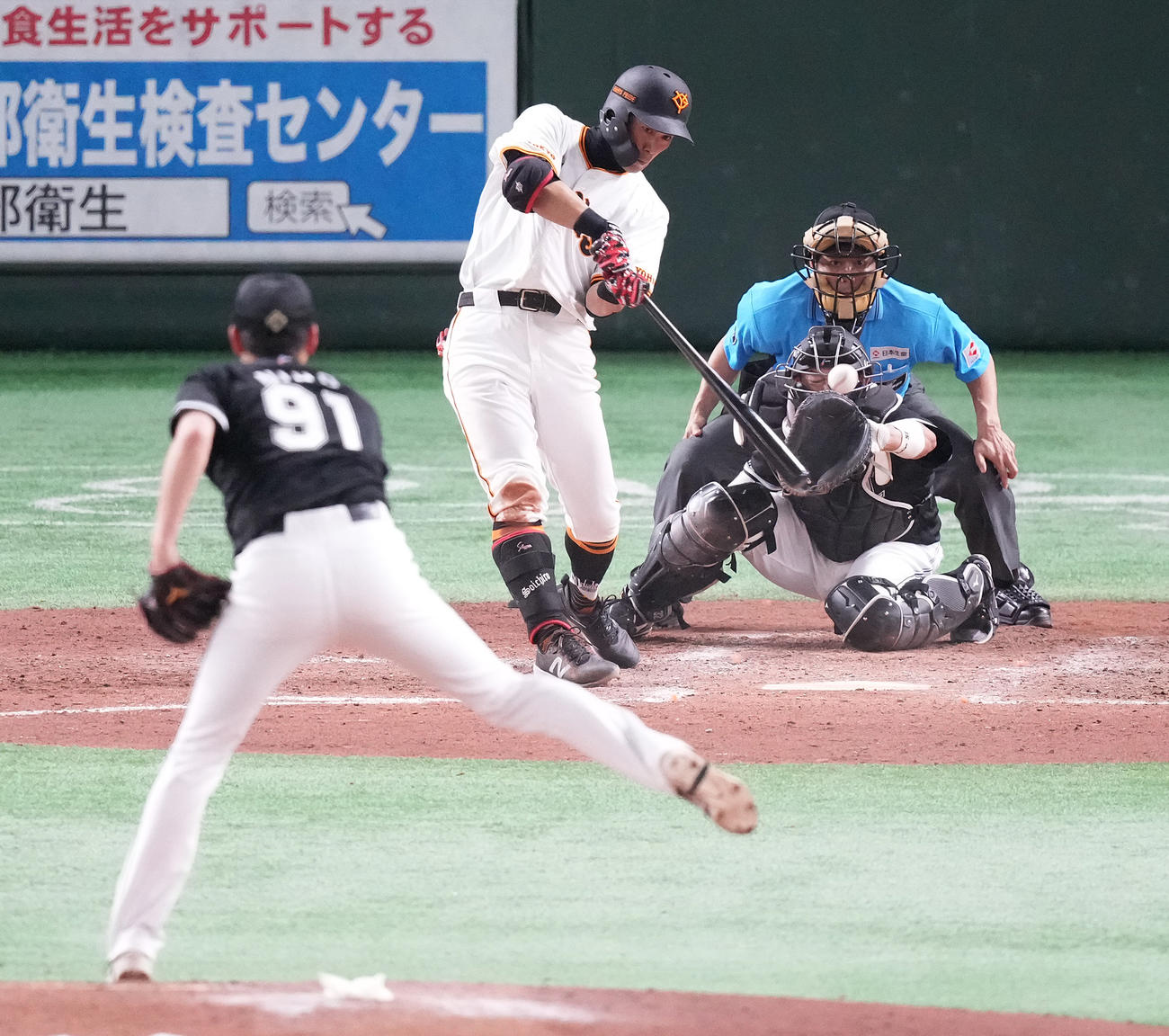 巨人対ロッテ　3回裏巨人1死満塁、左2点適時打を放つ立岡。投手二保（撮影・鈴木みどり）