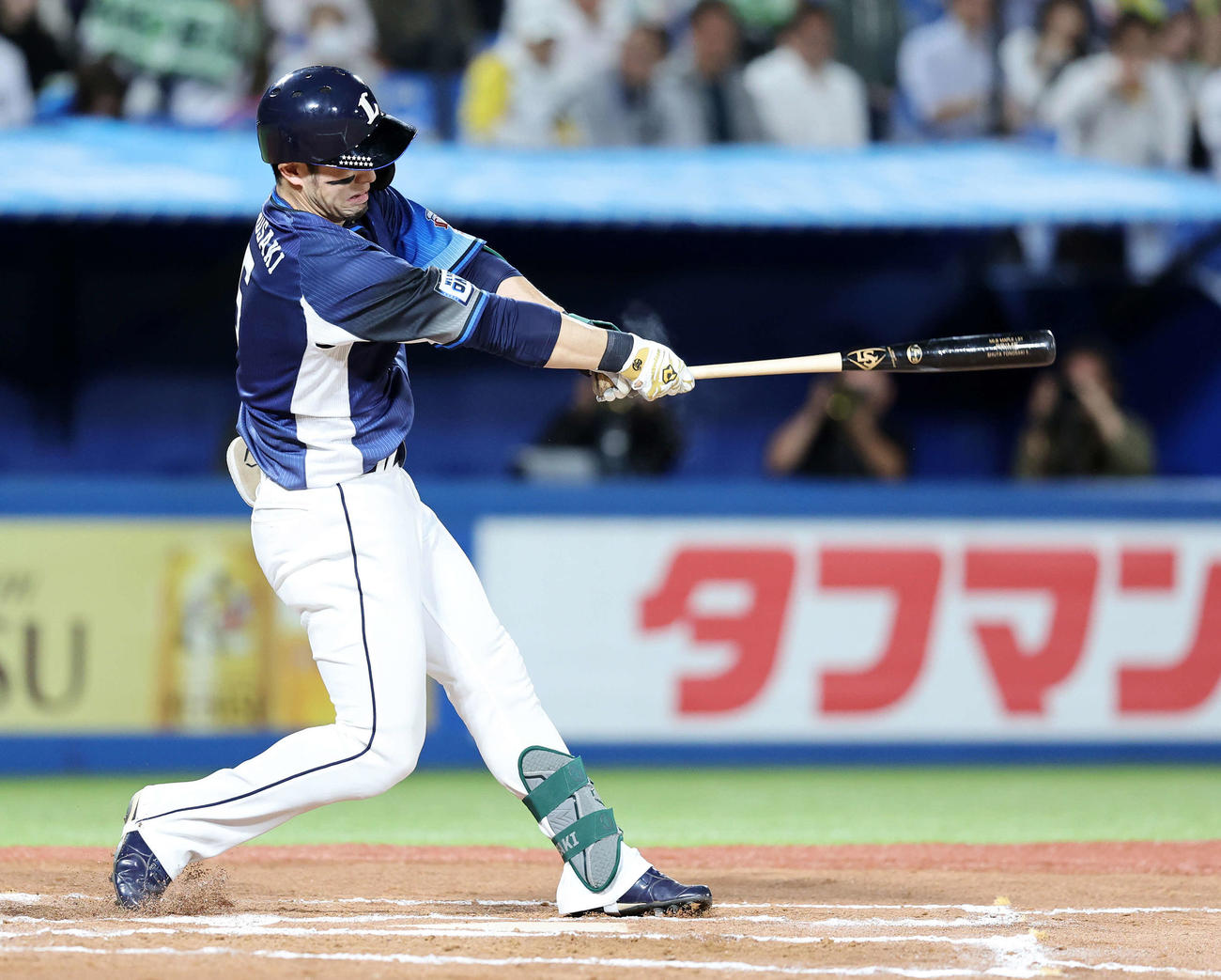 ヤクルト対西武　7回表西武無死、外崎は左越えソロ本塁打を放つ（撮影・鈴木正人）