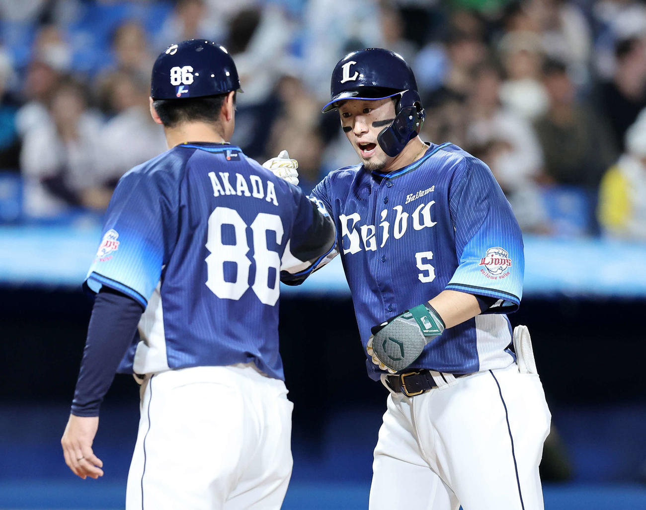ヤクルト対西武　7回表西武無死、外崎（右）は左越えソロ本塁打を放ち赤田コーチとタッチ（撮影・鈴木正人）