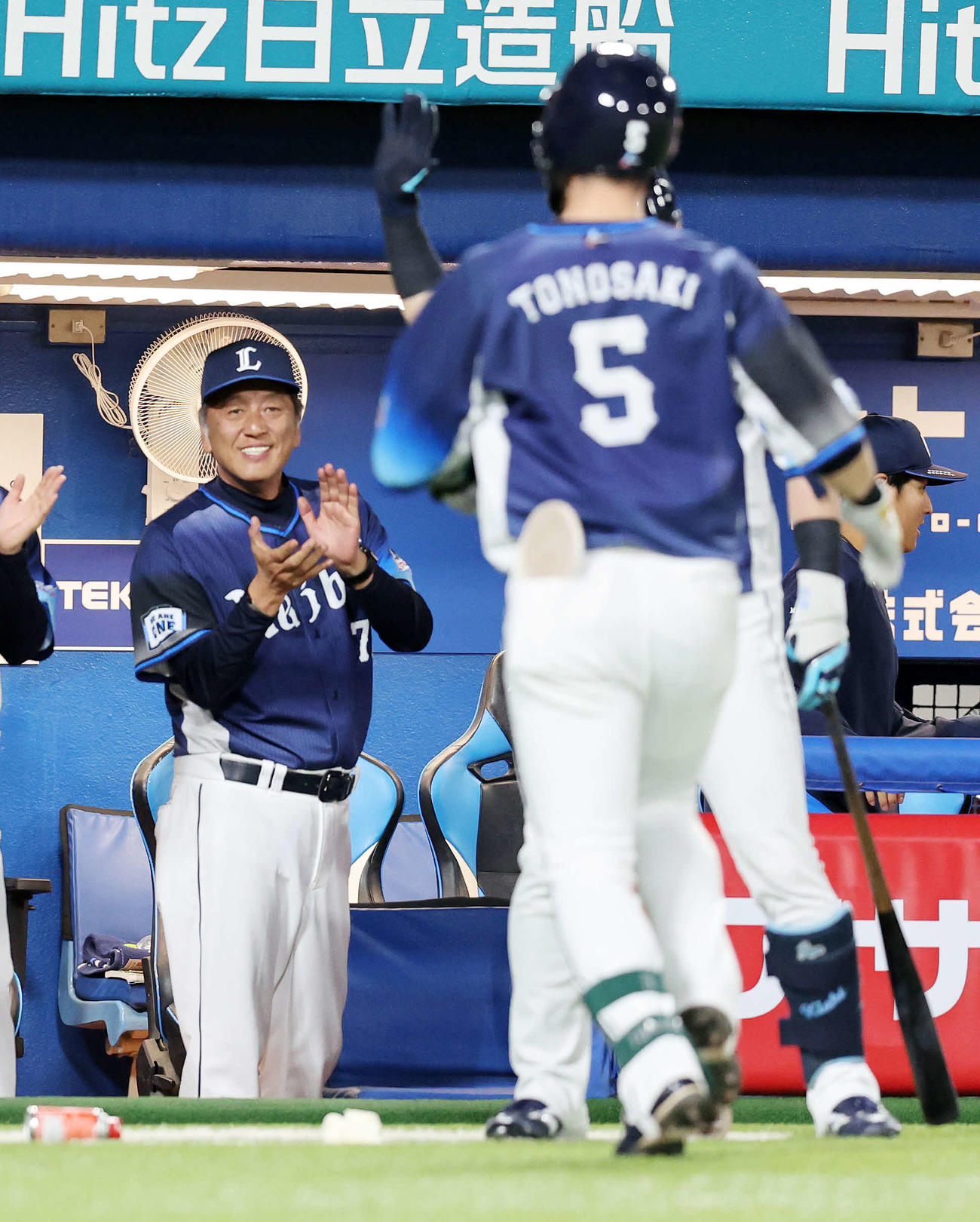 ヤクルト対西武　7回表西武無死、外崎（右）の左越えソロ本塁打を笑顔で迎える渡辺監督代行（撮影・鈴木正人）