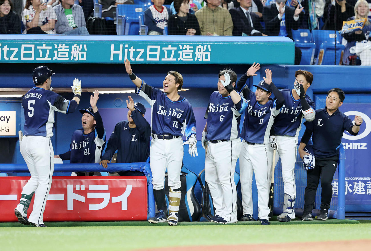 ヤクルト対西武　7回表西武無死、外崎（（左）の左越えソロ本塁打を喜び迎える選手たち（撮影・鈴木正人）