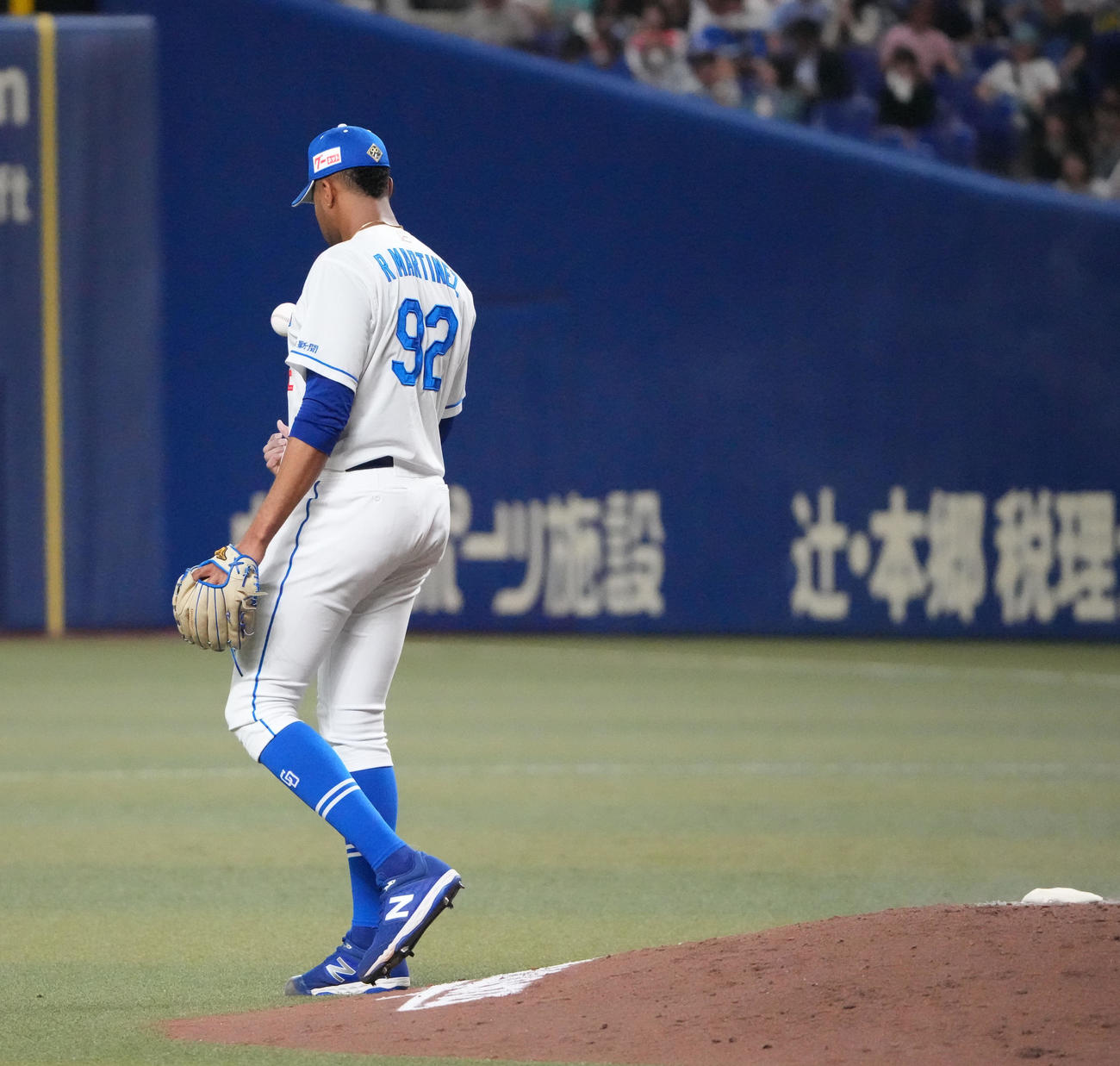 中日対ソフトバンク　9回表ソフトバンク2死二塁、栗原に中前適時打を打たれたマルティネス（撮影・森本幸一）