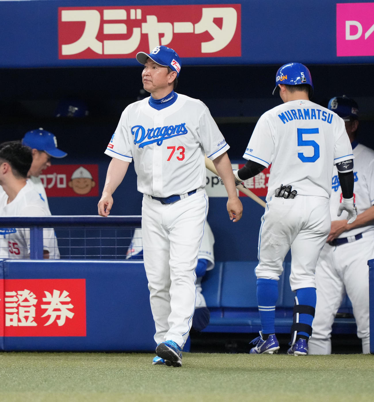 中日対ソフトバンク　7回終了、選手交代を告げる立浪監督（撮影・森本幸一）