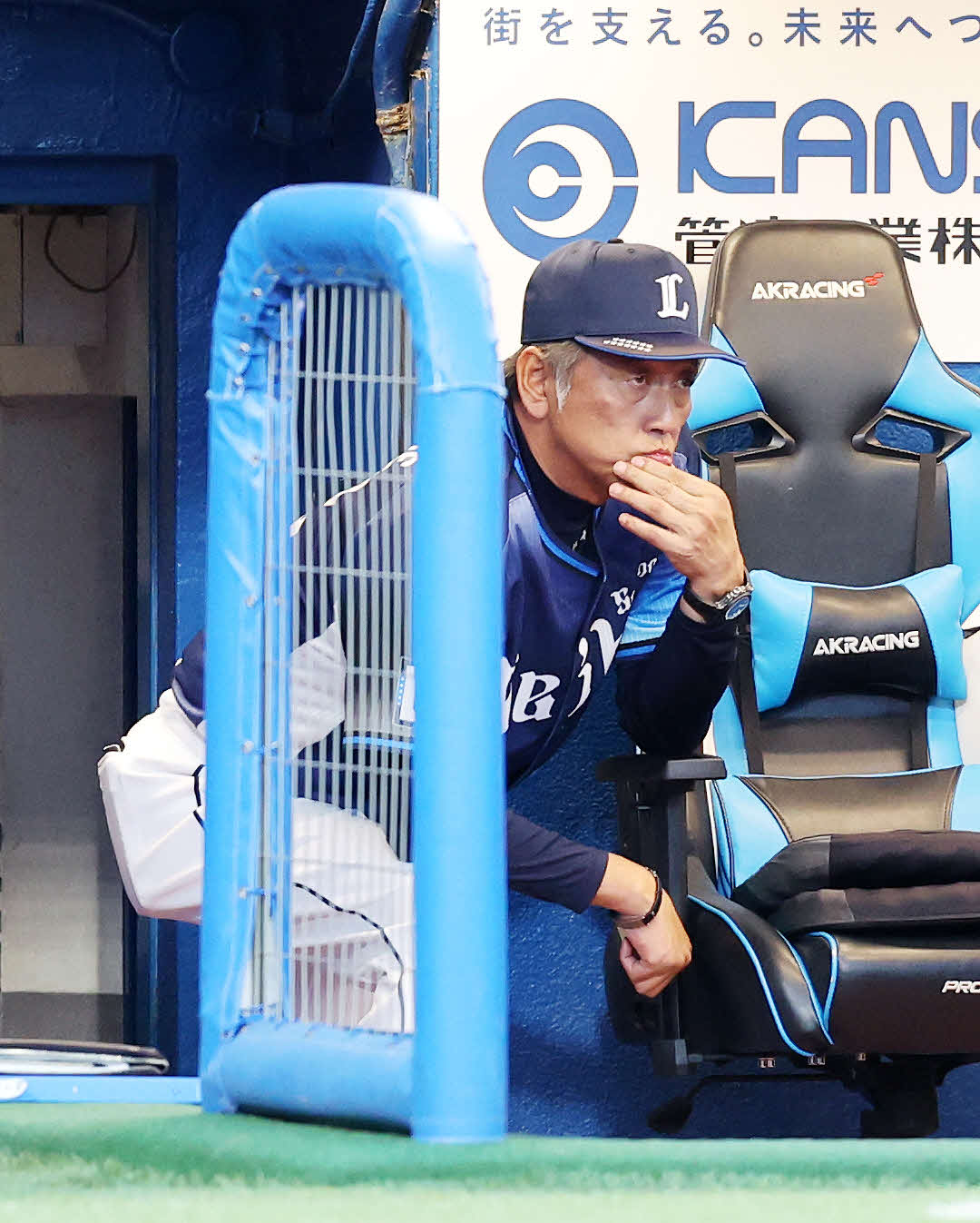 ヤクルト対西武　3回表、厳しい表情で戦況を見つめる渡辺監督代行（撮影・鈴木正人）