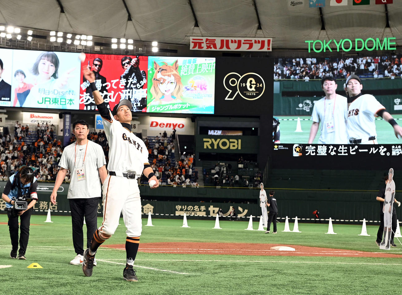 巨人対ロッテ　ロッテに勝利しサインボールを投げ入れる巨人立岡（撮影・たえ見朱実）