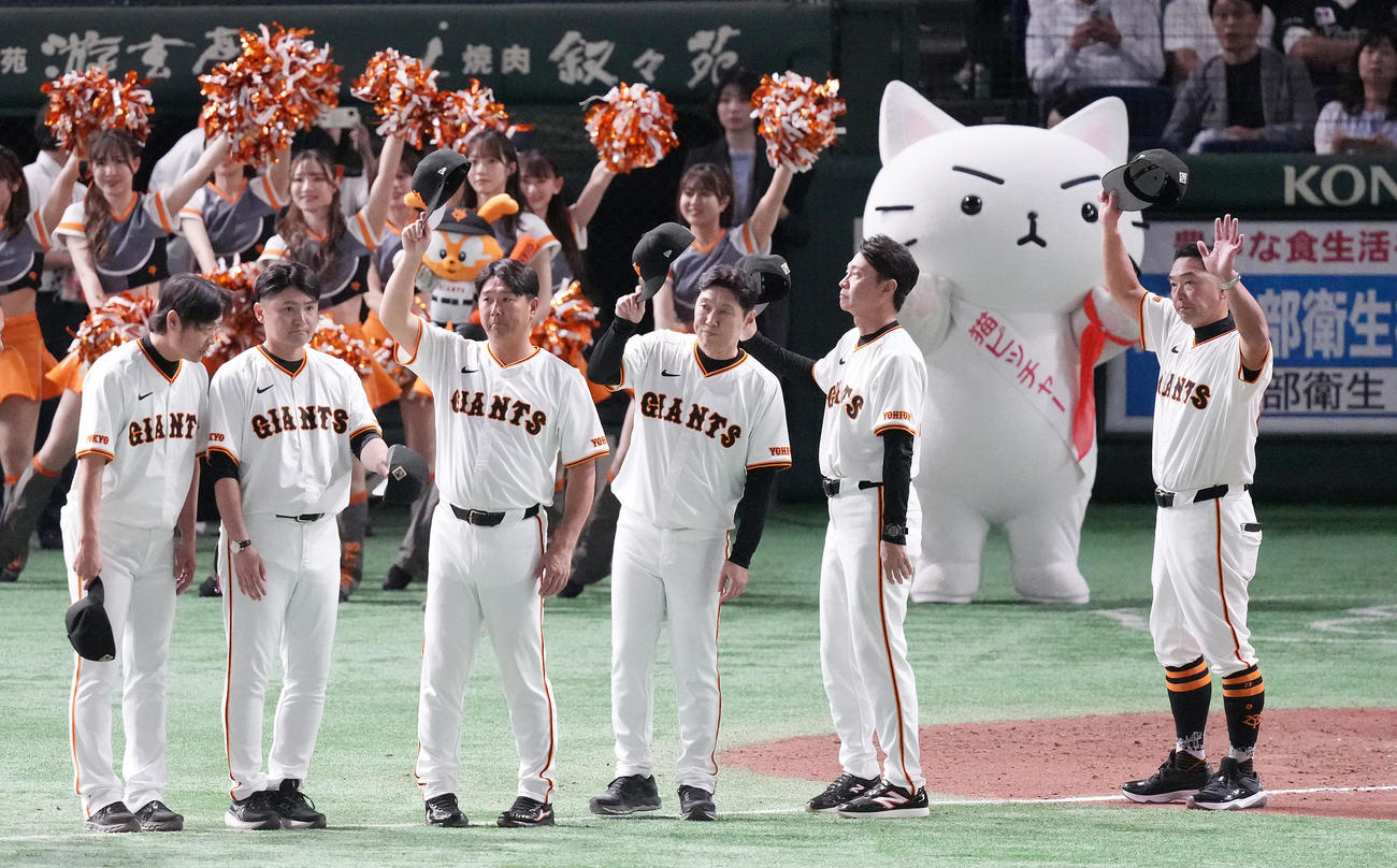 巨人対ロッテ　ロッテに快勝し、ファンの声援に応える巨人阿部監督（右）（撮影・鈴木みどり）