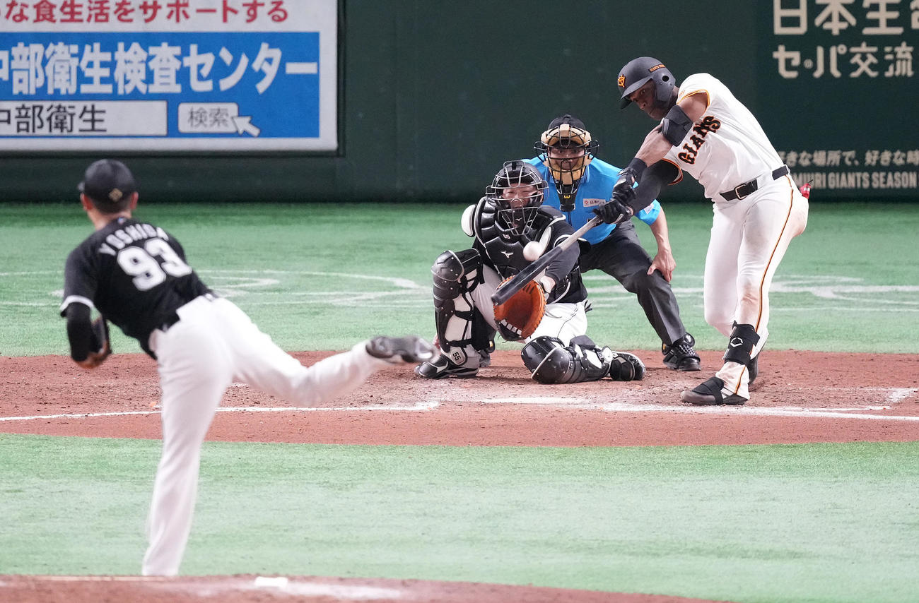 巨人対ロッテ　8回裏巨人1死一、二塁、3点本塁打を放つヘルナンデス。投手吉田（撮影・鈴木みどり）