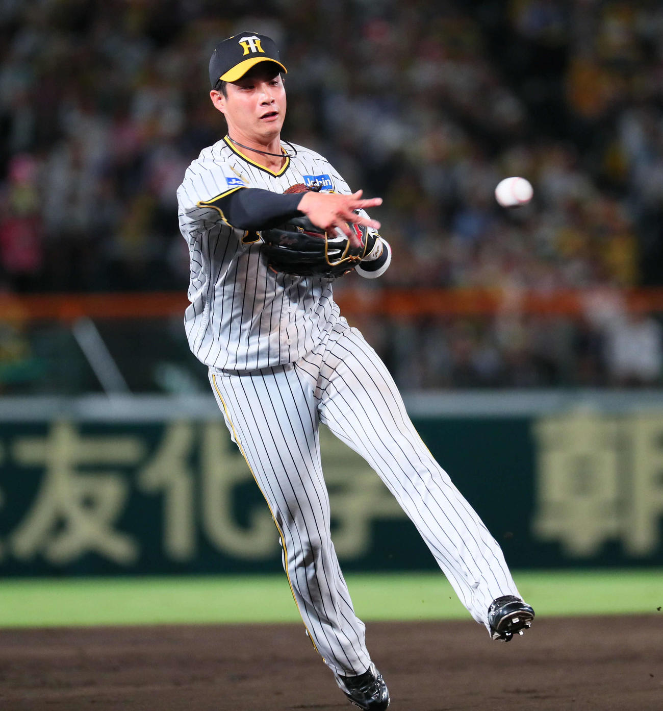 阪神対楽天　8回表楽天2死満塁、小郷の打球を捕った遊撃手木浪は三塁に送球し走者を封殺に仕留める（撮影・宮崎幸一）