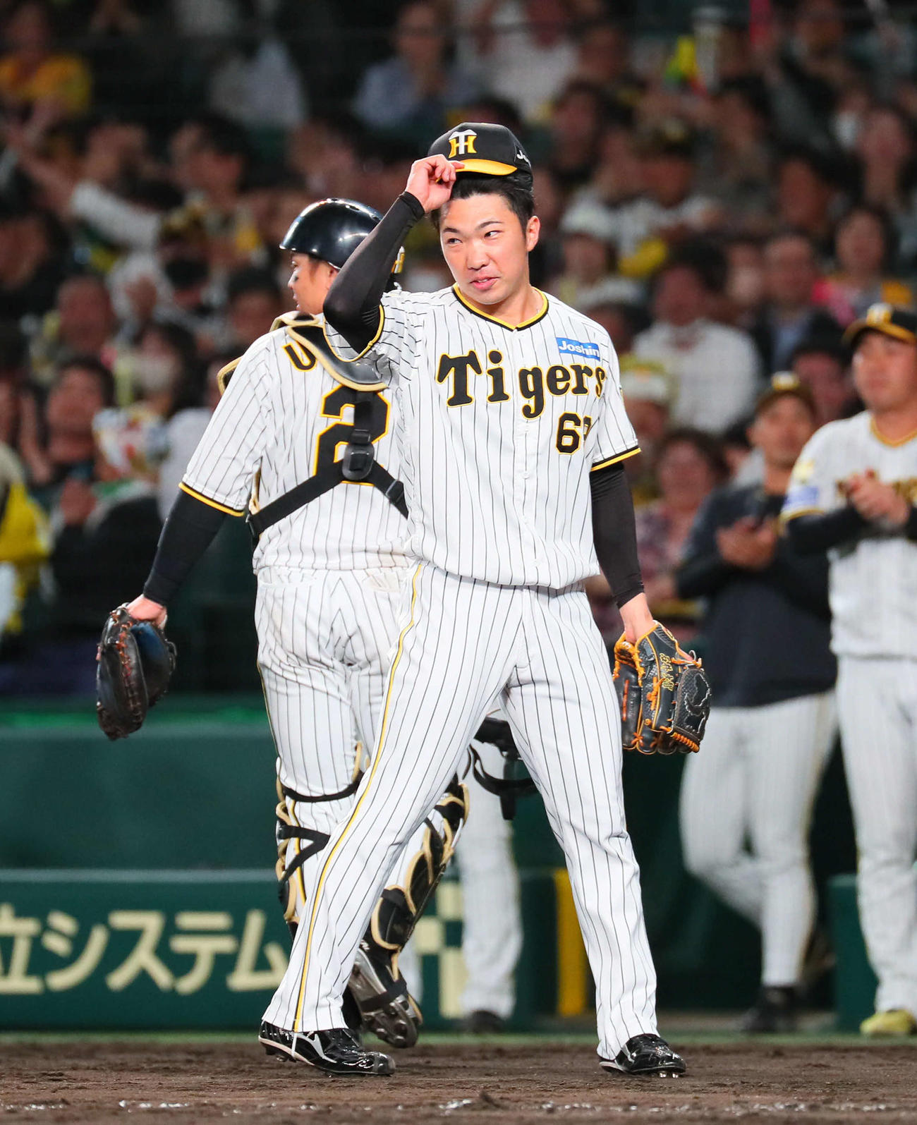 阪神対楽天　8回表楽天2死満塁、石井は好守でピンチを救った木浪を迎える（撮影・宮崎幸一）