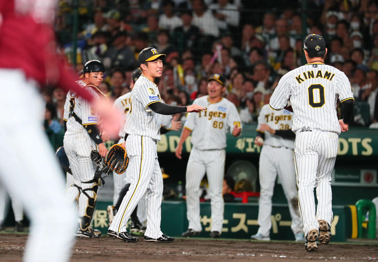 阪神対楽天　8回表楽天2死満塁、石井は好守でピンチを救った木浪を迎える（撮影・宮崎幸一）