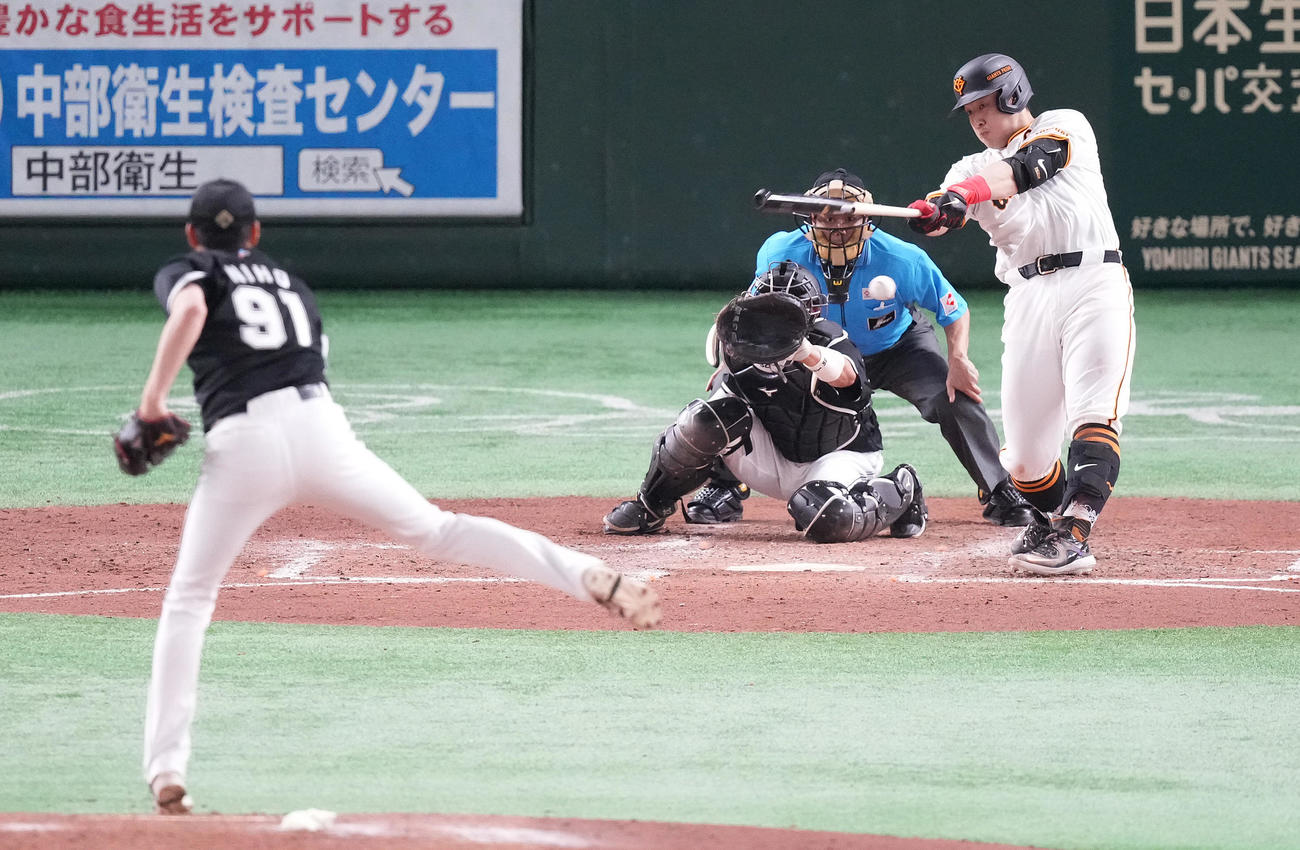 巨人対ロッテ　3回裏巨人1死満塁、左前適時打を放つ岡本和。投手二保（撮影・鈴木みどり）