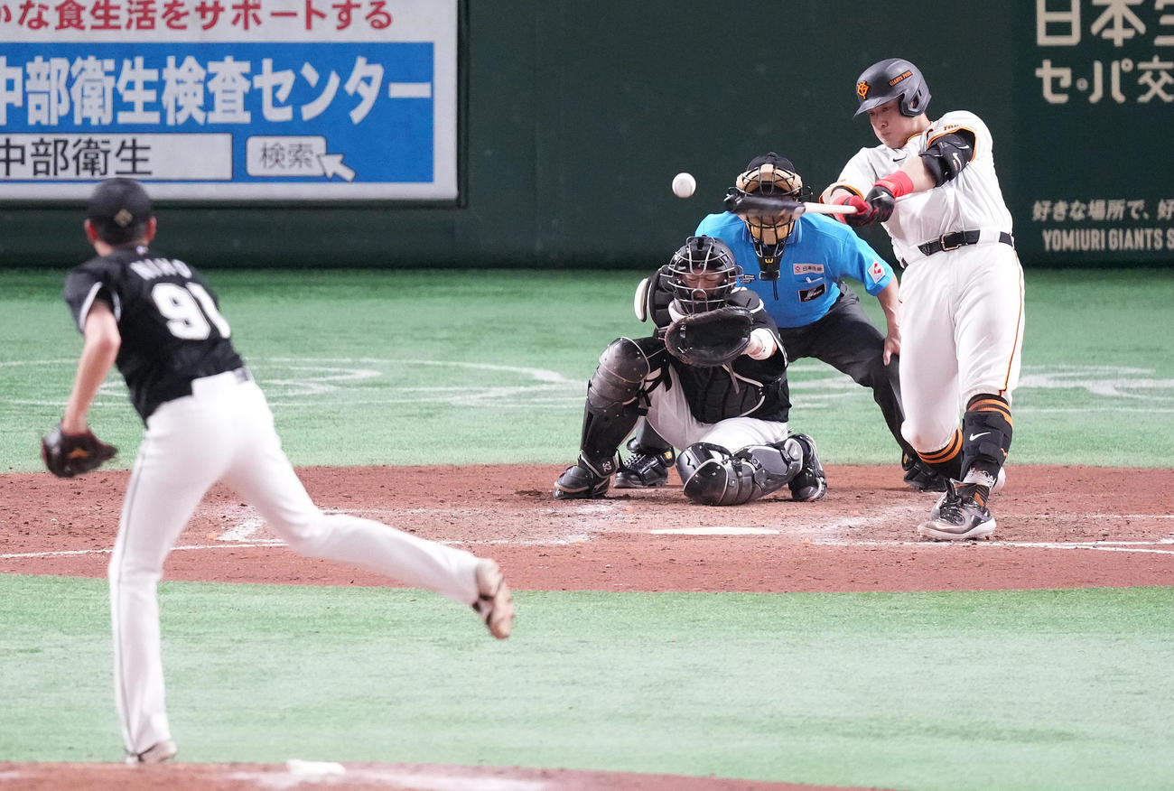 巨人対ロッテ　5回裏巨人2死、中二塁打を放つ岡本和。投手二保（撮影・鈴木みどり）