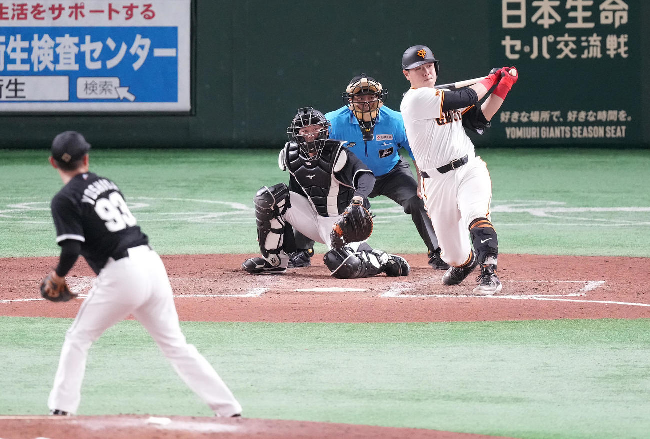 巨人対ロッテ　7回裏巨人無死一、二塁、左2点適時二塁打を放つ岡本和。投手吉田（撮影・鈴木みどり）