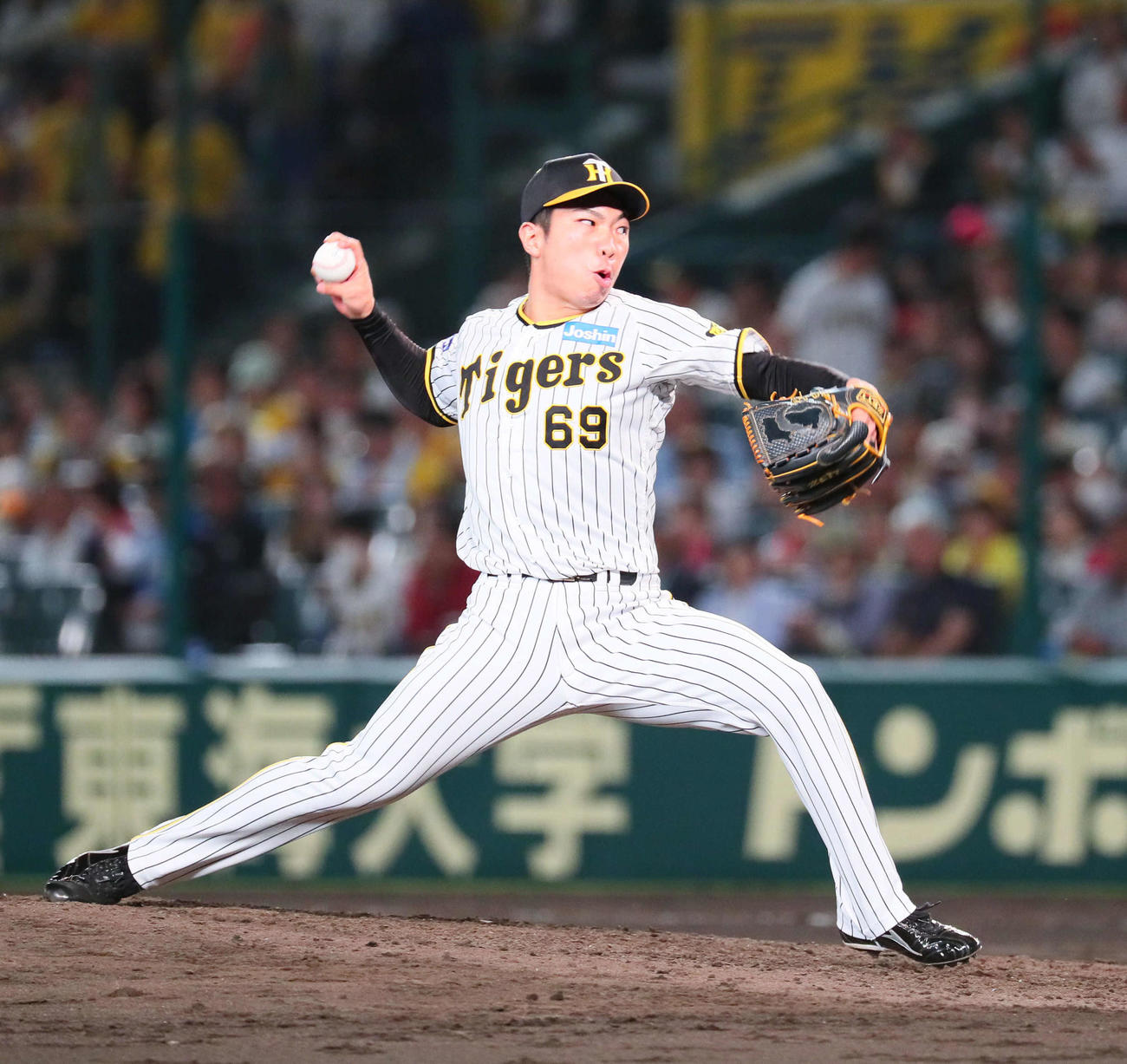 阪神対楽天　8回表を無失点に抑えた石井（撮影・宮崎幸一）