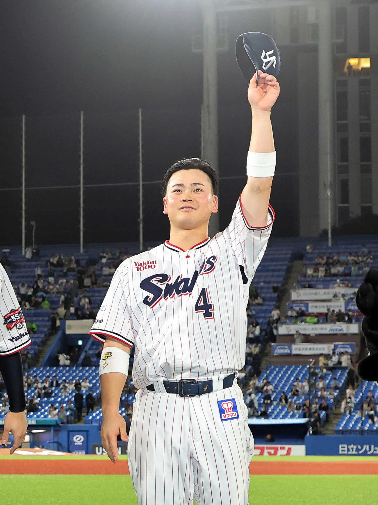 ヤクルト対西武　勝利しファンにあいさつするヤクルト丸山和（撮影・鈴木正人）