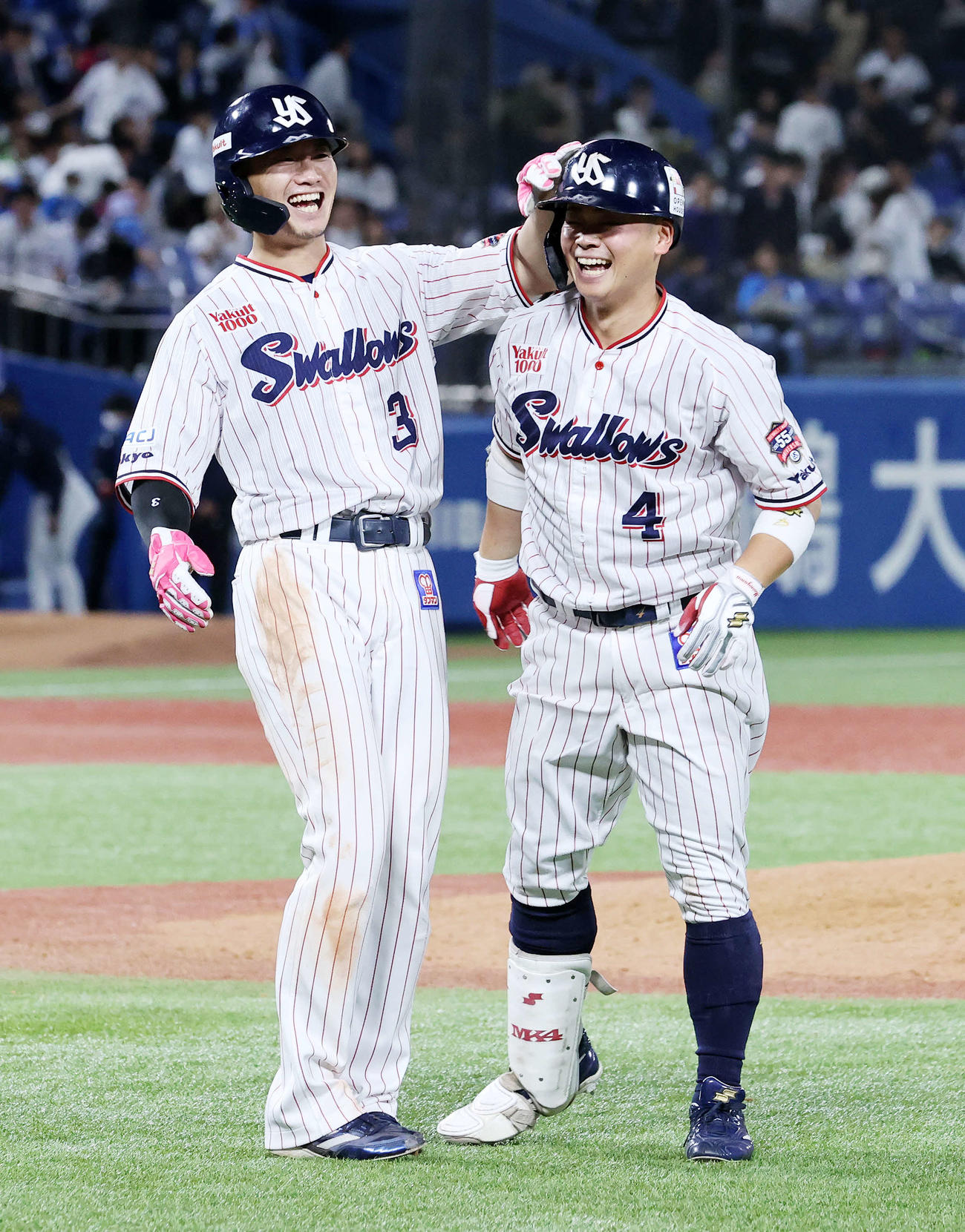 ヤクルト対西武　10回裏ヤクルト無死一、二塁、丸山和（右）はサヨナラ三塁内野適時打を放ち西川に祝福される（撮影・鈴木正人）