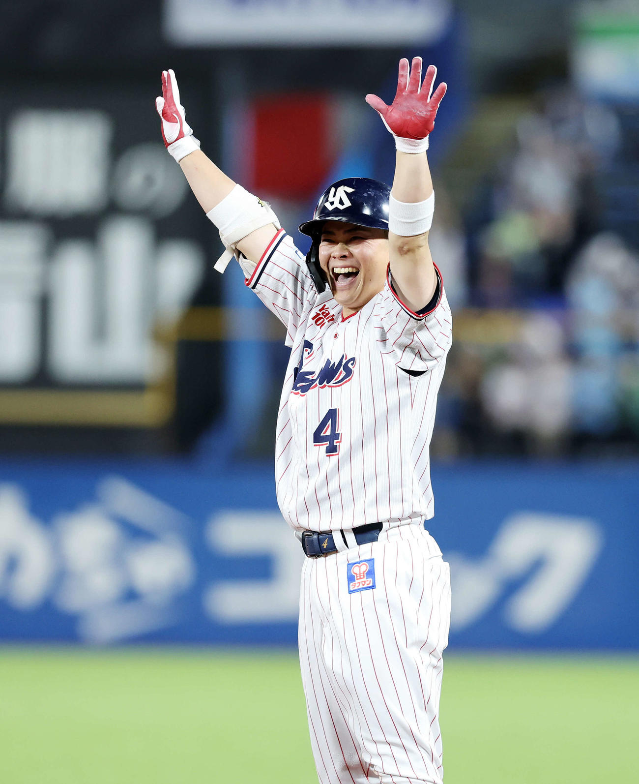 ヤクルト対西武　10回裏ヤクルト無死一、二塁、丸山和はサヨナラ三塁内野適時打を放ち喜ぶ（撮影・鈴木正人）