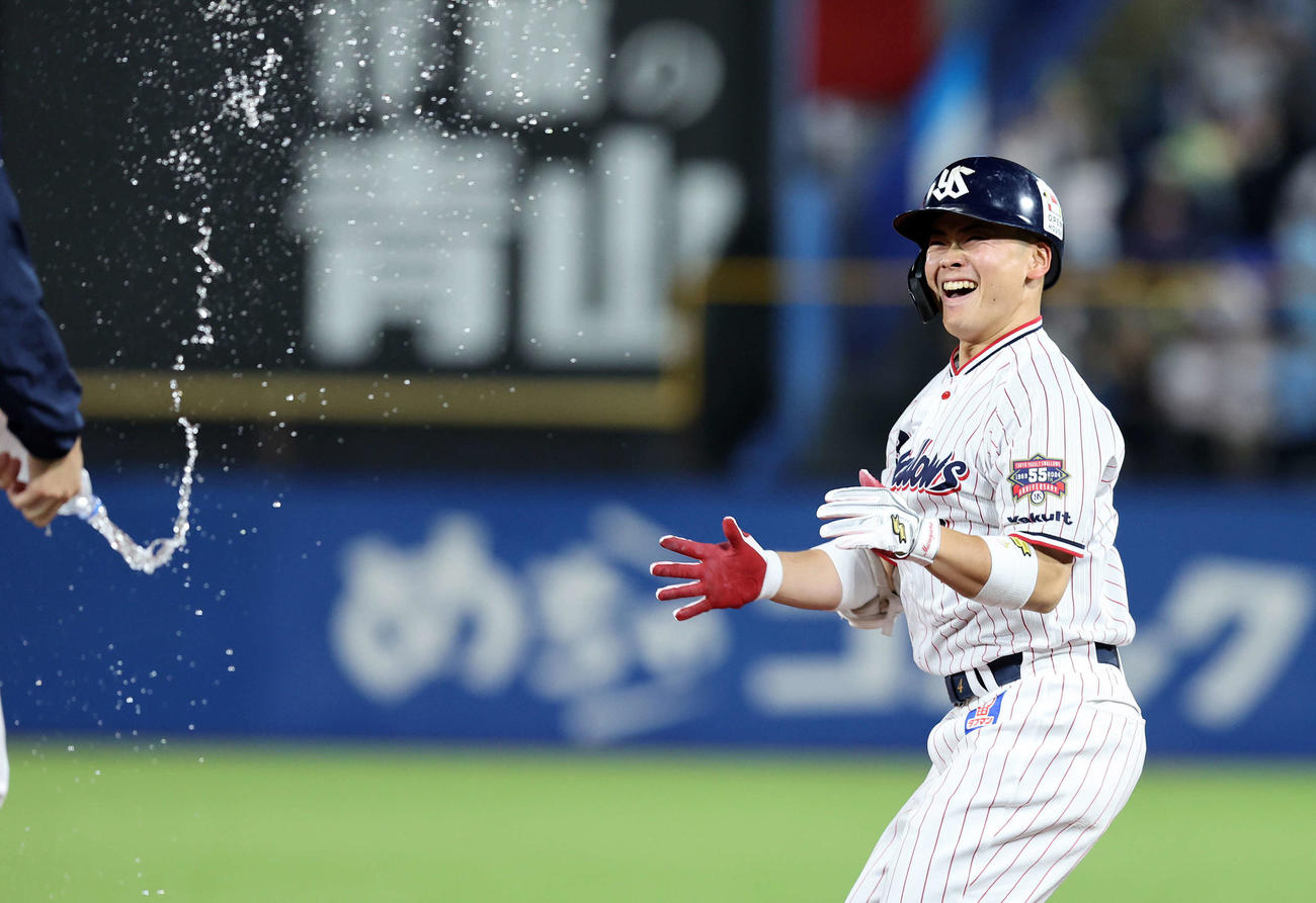ヤクルト対西武　10回裏ヤクルト無死一、二塁、丸山和はサヨナラ三塁内野適時打を放ち笑顔を見せる（撮影・鈴木正人）