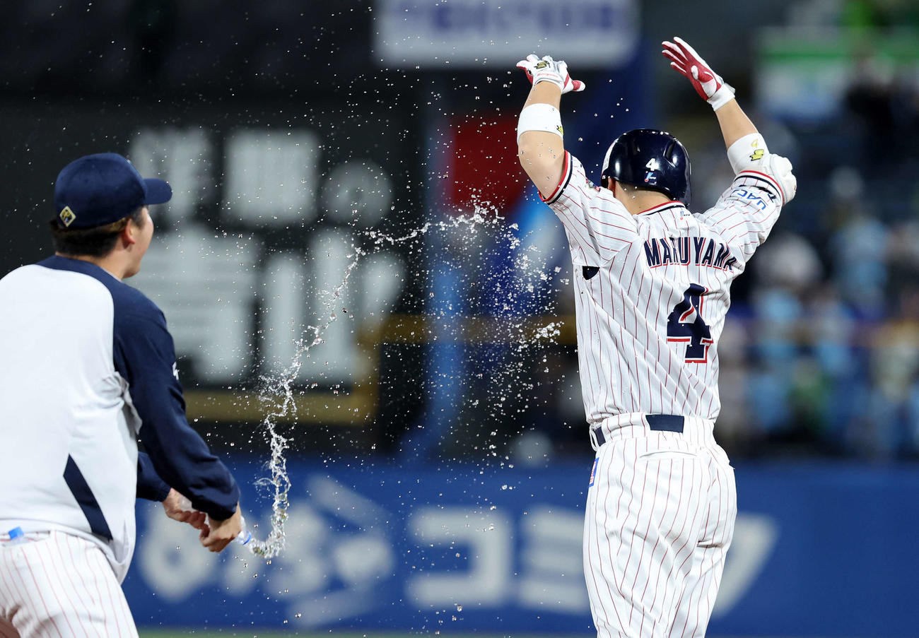 ヤクルト対西武　10回裏ヤクルト無死一、二塁、丸山和（右）はサヨナラ三塁内野適時打を放ち祝福される（撮影・鈴木正人）