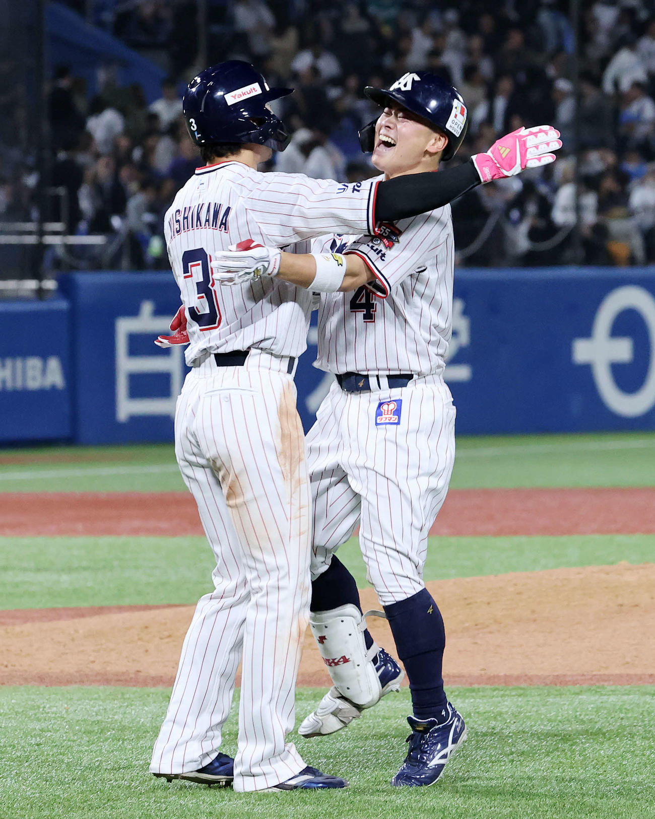 ヤクルト対西武　10回裏ヤクルト無死一、二塁、丸山和（右）はサヨナラ三塁内野適時打を放ち西川と抱き合い喜ぶ（撮影・鈴木正人）
