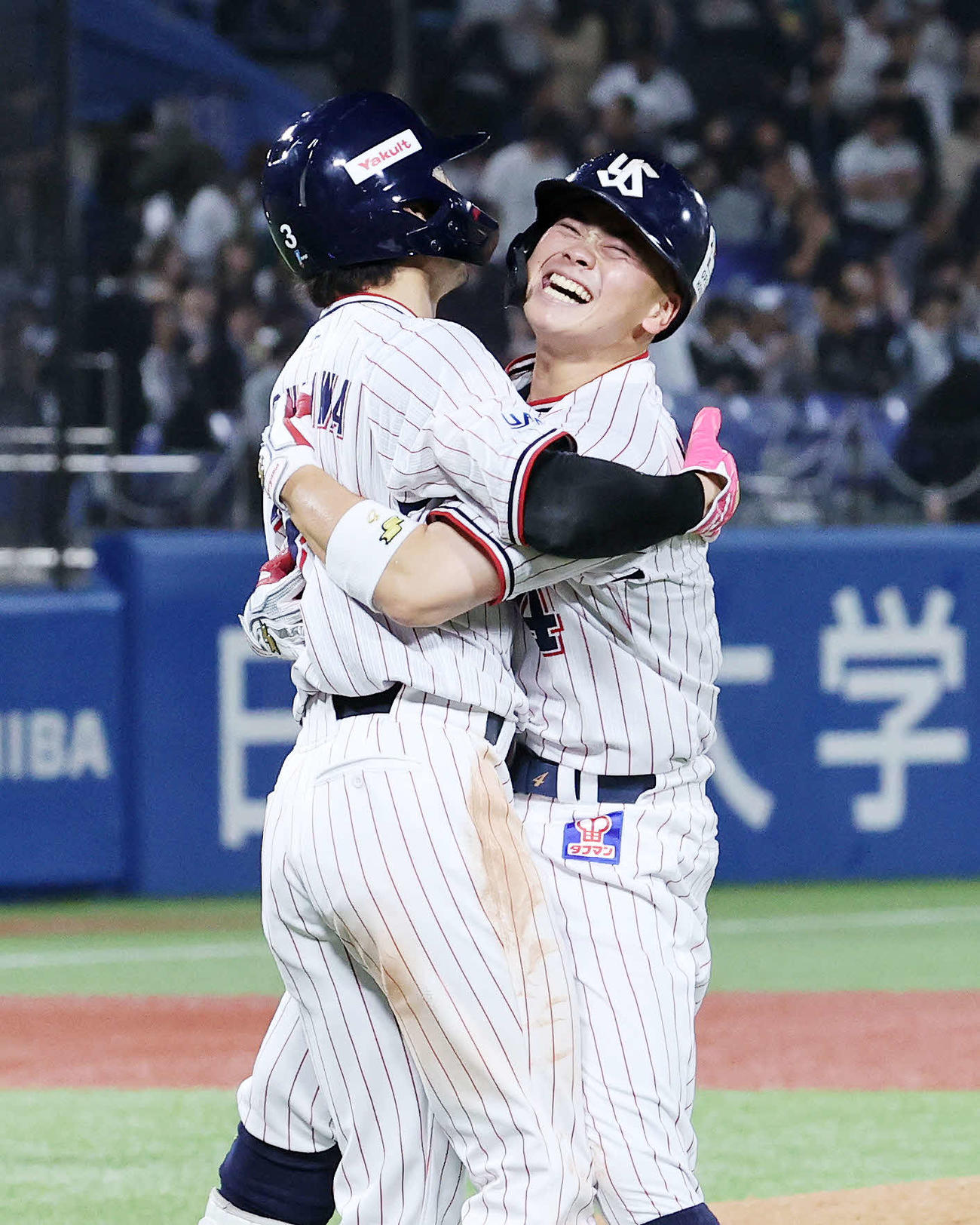 ヤクルト対西武　10回裏ヤクルト無死一、二塁、丸山和（右）はサヨナラ三塁内野適時打を放ち西川と抱き合い喜ぶ（撮影・鈴木正人）