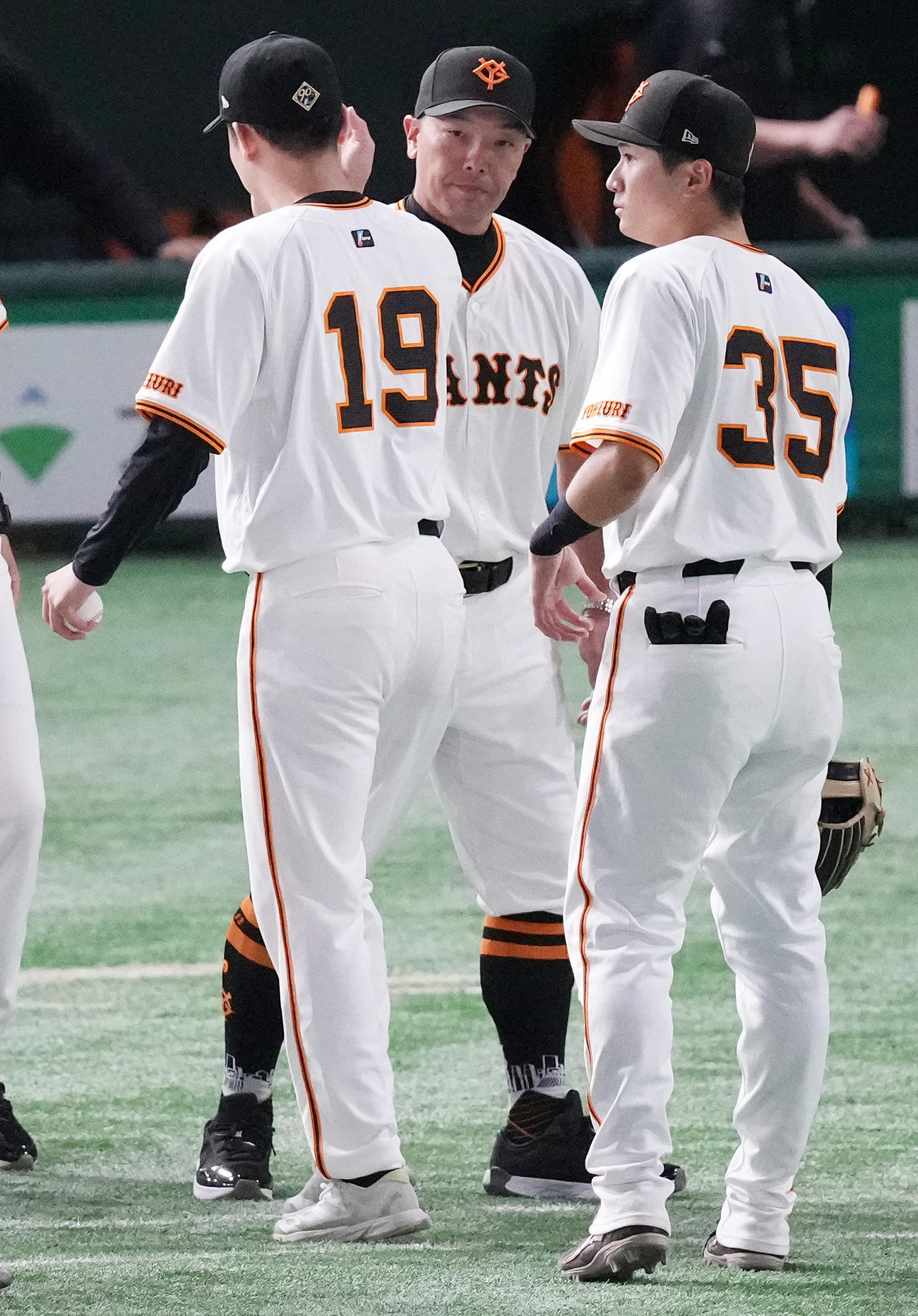巨人対ロッテ　ロッテに快勝し、山崎伊（左）を迎える巨人阿部監督（撮影・鈴木みどり）