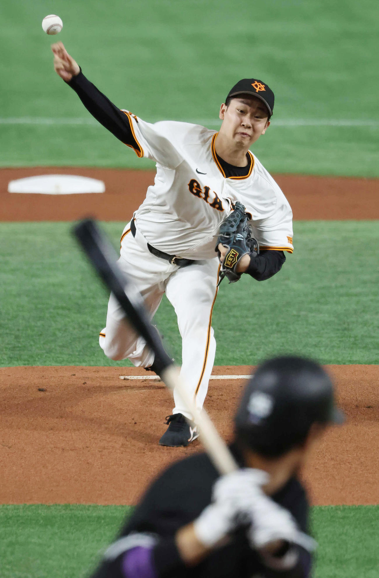 巨人対ロッテ　力投する巨人先発山崎伊（撮影・丹羽敏通）