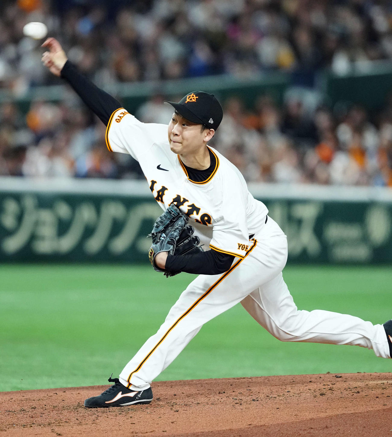 巨人対ロッテ　力投する巨人の先発山崎伊（撮影・たえ見朱実）