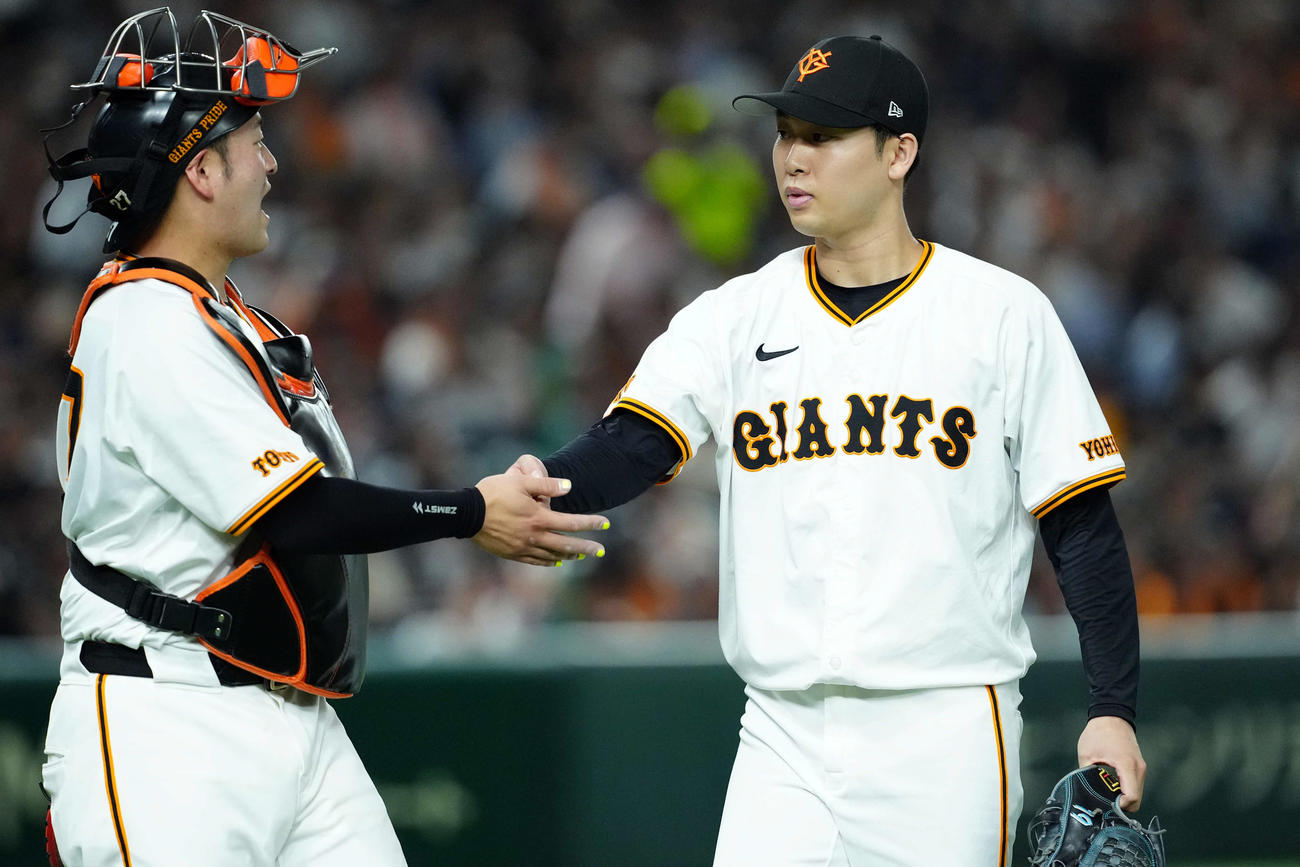 巨人対ロッテ　2回表、ランナー背負いながら無失点に抑えた巨人の先発山崎伊（撮影・たえ見朱実）