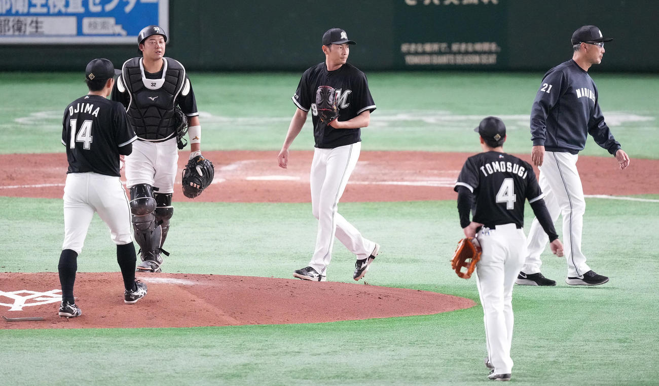 巨人対ロッテ　3回裏、マウンドに2番手二保（中央）を送り出しベンチへ戻るロッテ吉井監督。左は降板する小島（撮影・鈴木みどり）
