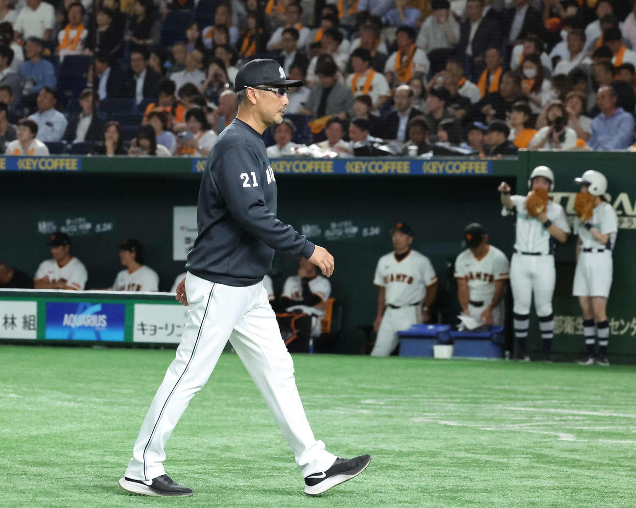 巨人対ロッテ　3回途中、先発小島の交代を告げてベンチへ戻るロッテ吉井監督（撮影・丹羽敏通）