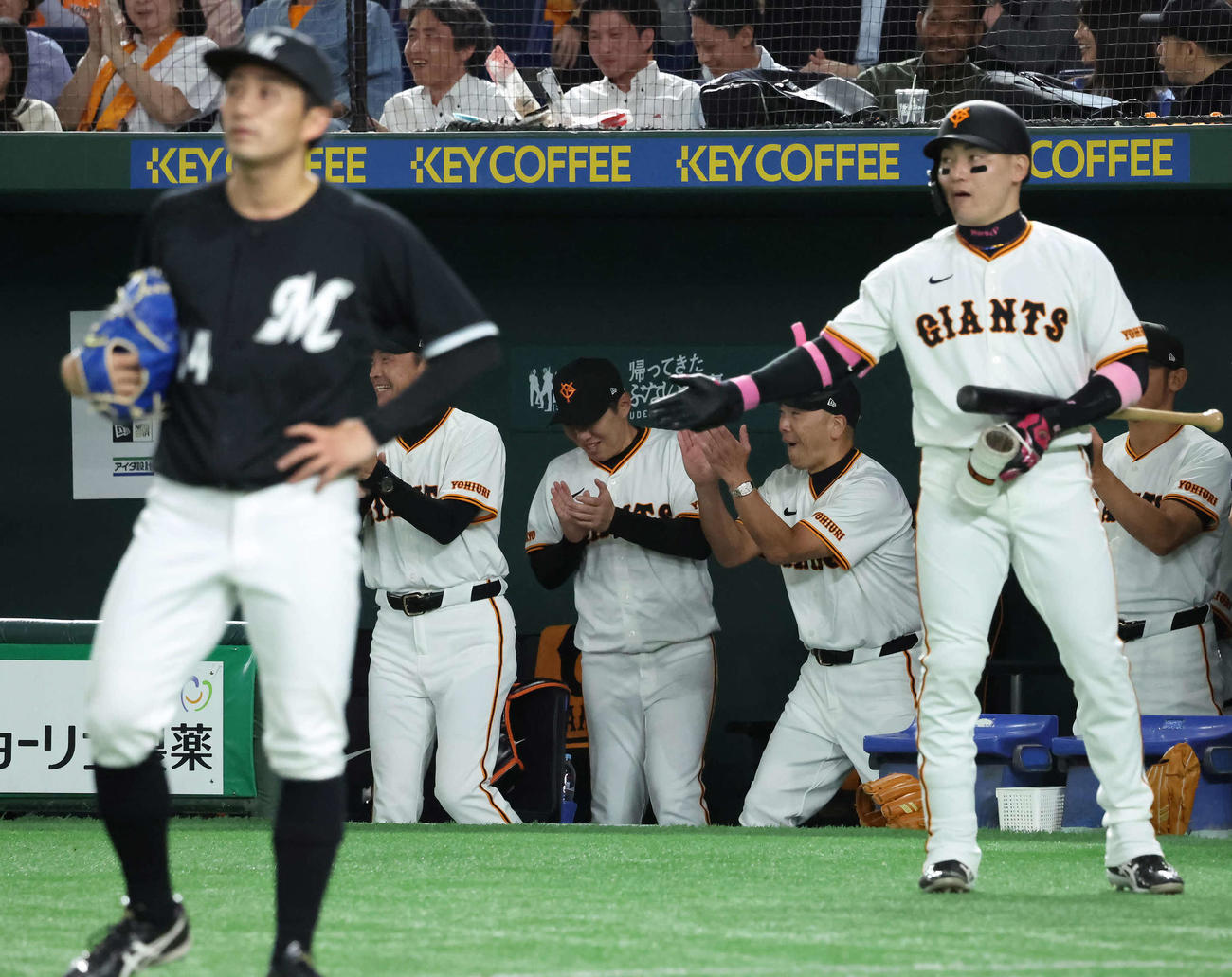 巨人対ロッテ　3回裏巨人無死満塁、山崎伊の適時打に喜ぶ阿部慎監督ら巨人ベンチ。手前はロッテ先発小島（撮影・丹羽敏通）