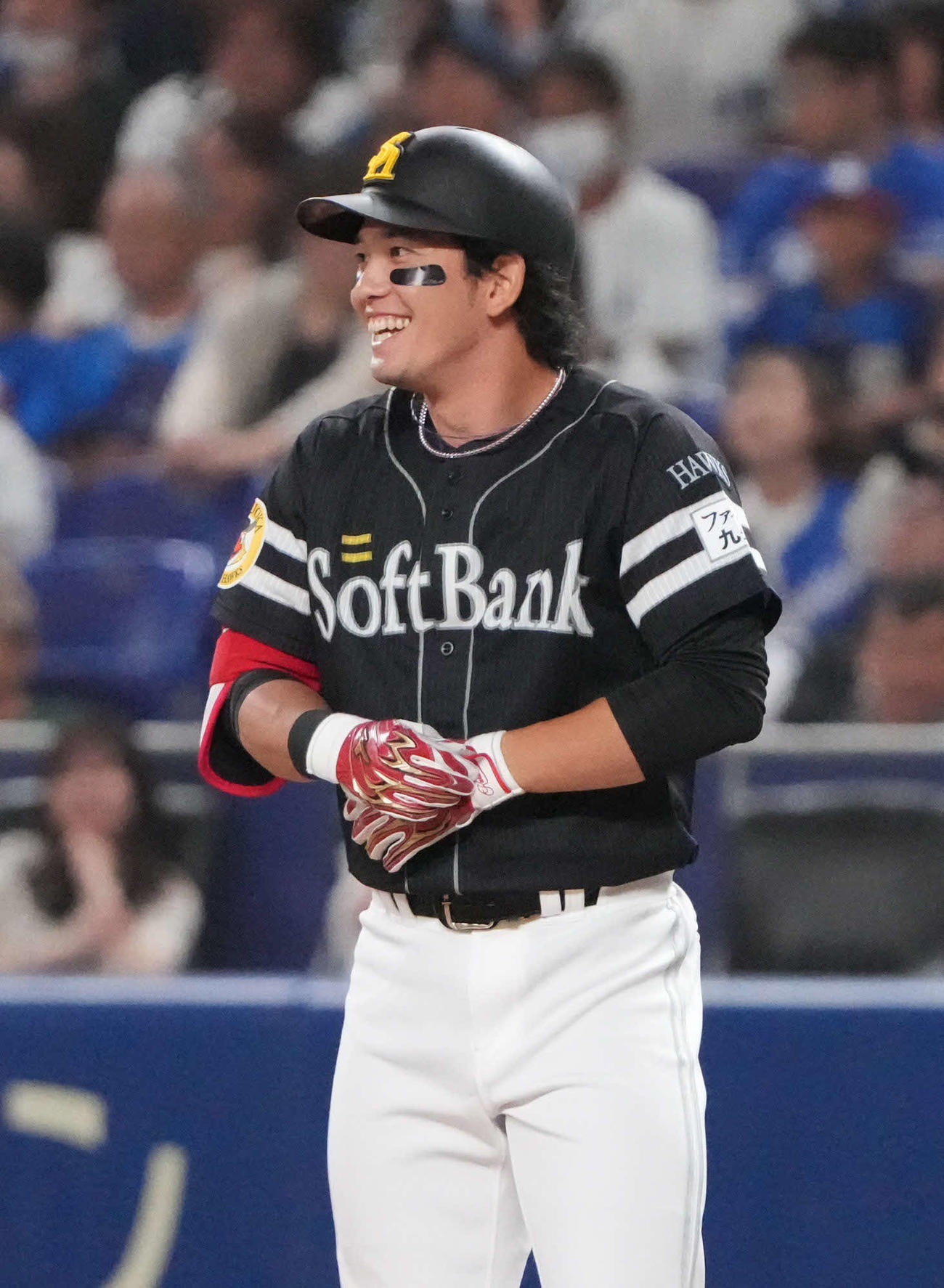 中日対ソフトバンク　9回表ソフトバンク2死二塁、中前適時打を放ち笑顔の栗原（撮影・森本幸一）