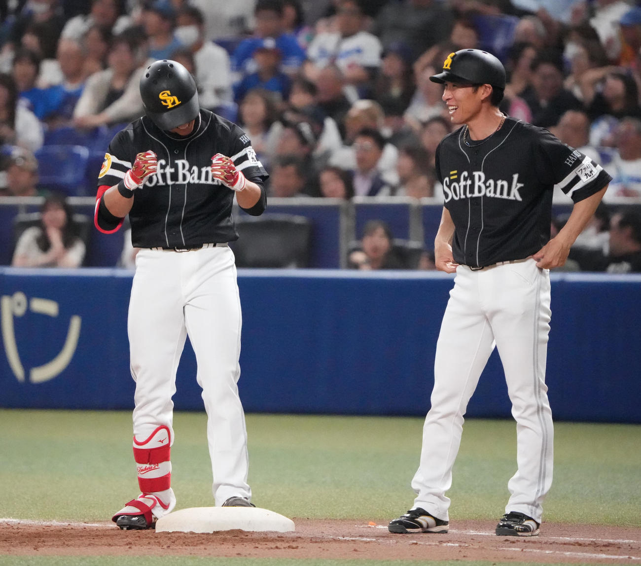 中日対ソフトバンク　9回表ソフトバンク2死二塁、中前適時打を放った栗原（左）（撮影・森本幸一）